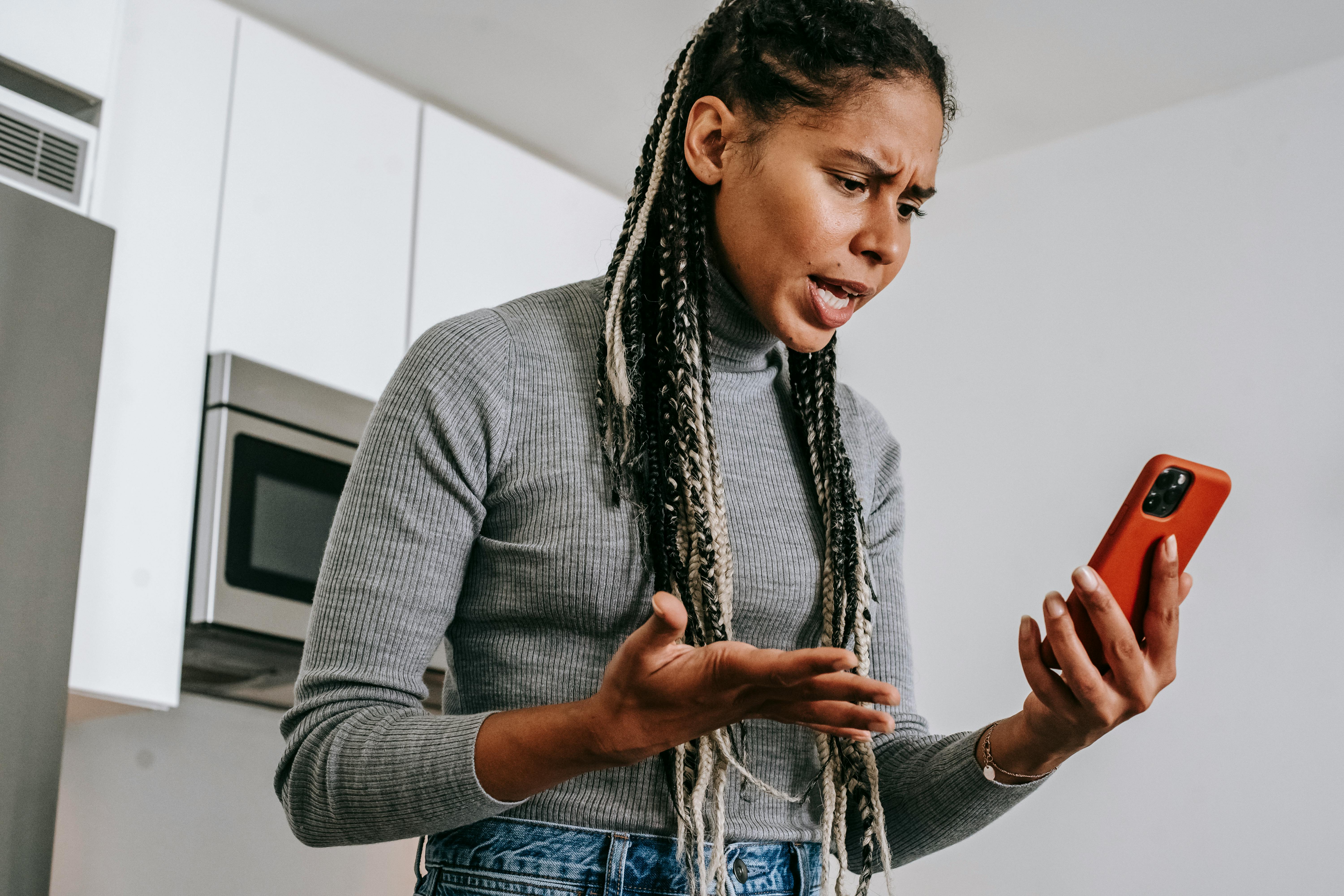 Eine wütende Frau am Telefon | Quelle: Pexels