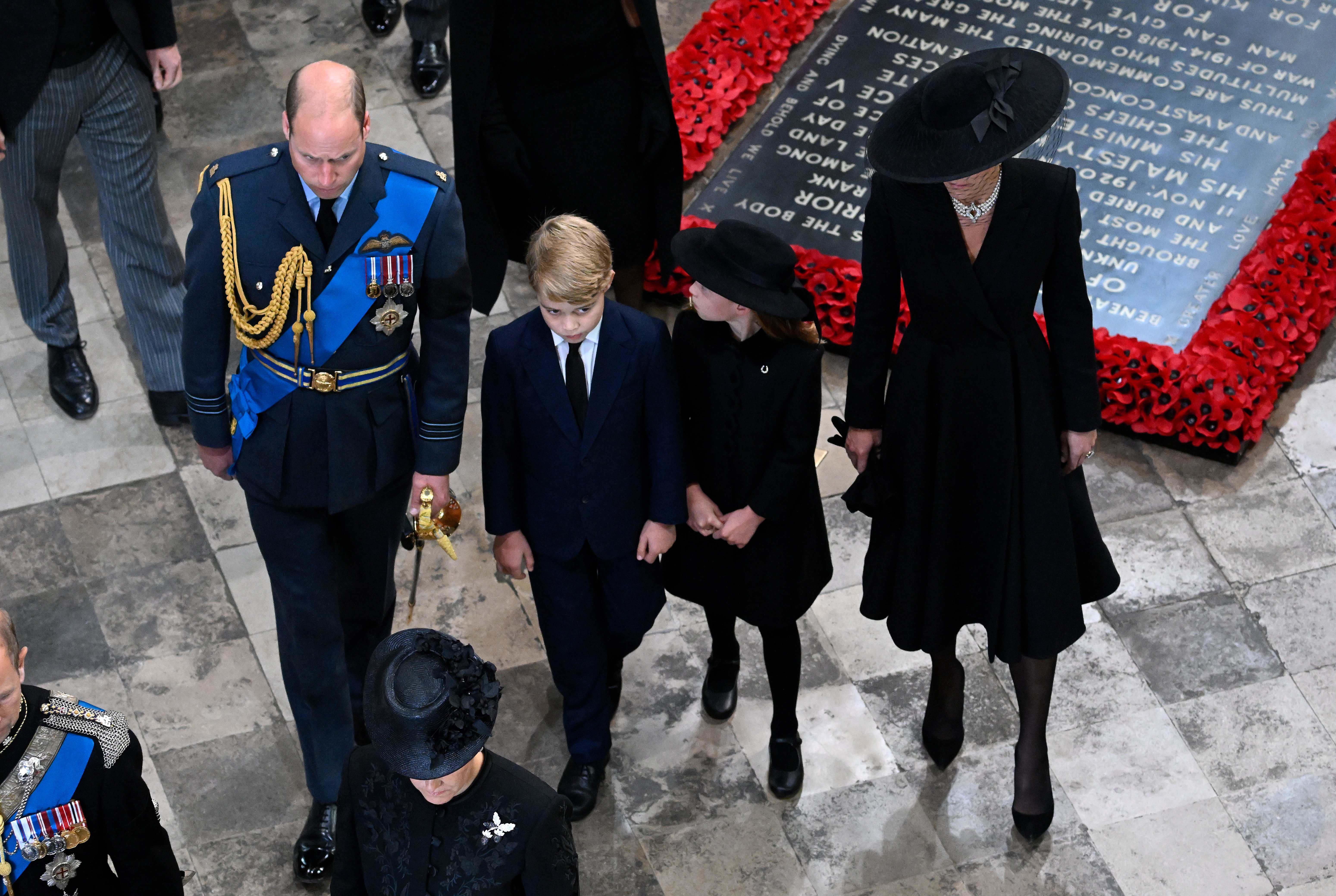 Prinz William, Prinz George, Prinzessin Charlotte und Prinzessin Kate verlassen Westminster Abbey während der staatlichen Beerdigung von Königin Elizabeth II. am 19. September 2022 in London, England | Quelle: Getty Images