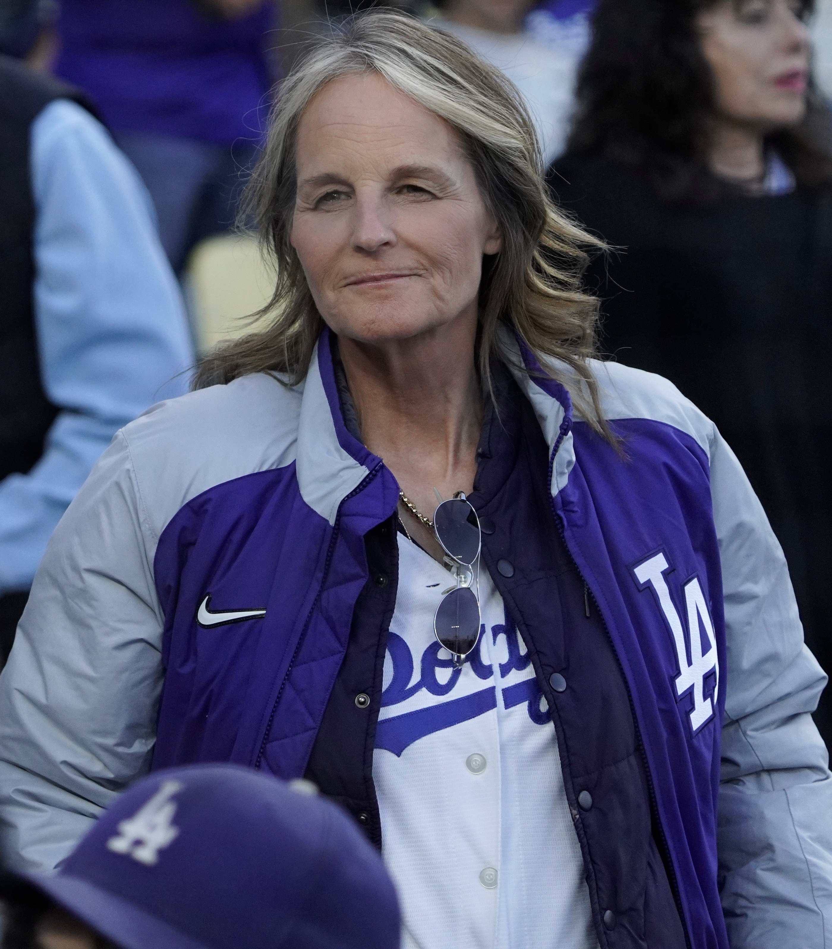 Helen Hunt bei einem Spiel im Dodger Stadium am 20. Mai 2024 | Quelle: Getty Images