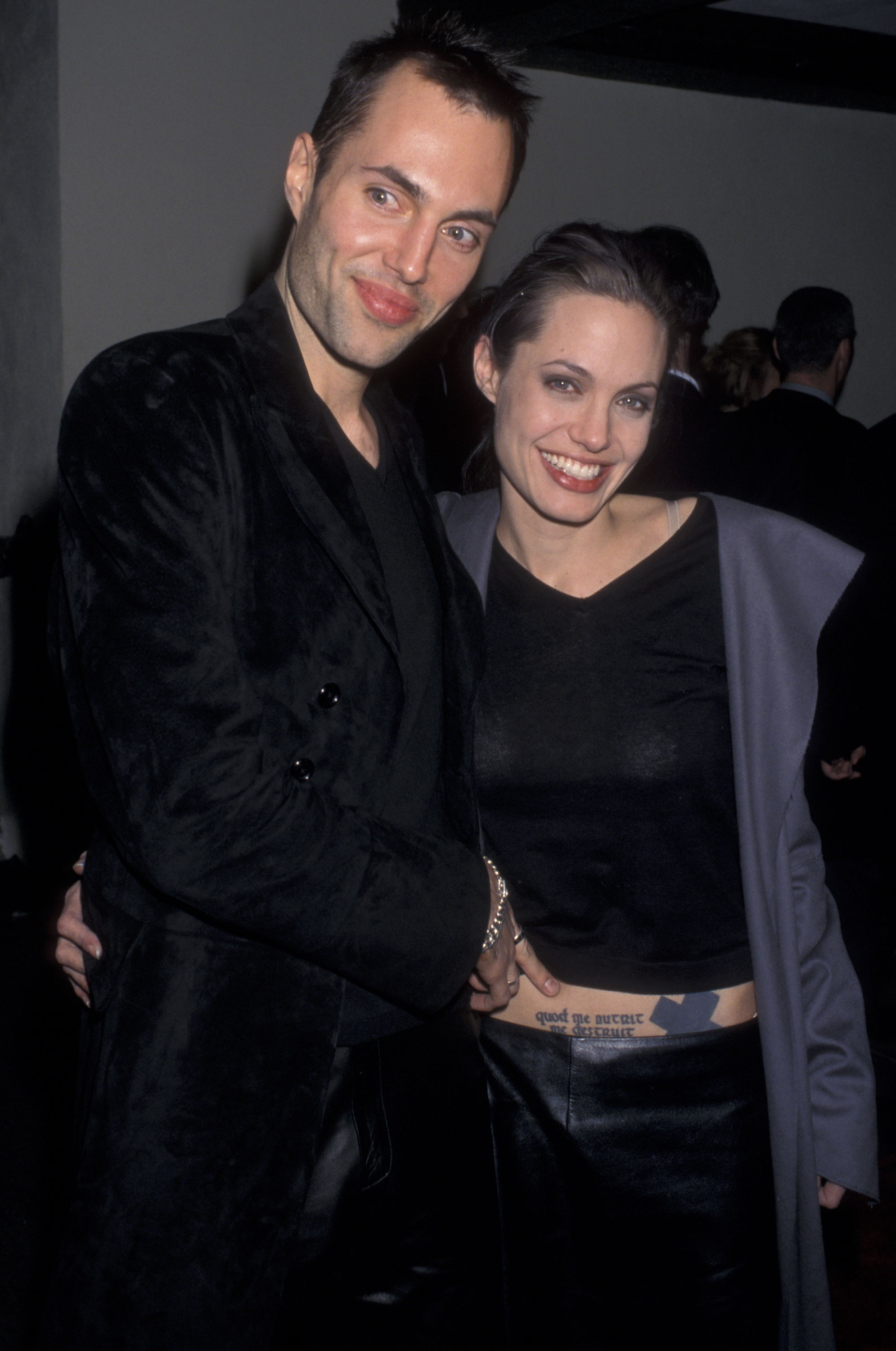 James Haven und Angelina Jolie bei der Weltpremiere von "Girl Interrupted" am 8. Dezember 1999, im Cinerama Dome Theater in Hollywood, Kalifornien. | Quelle: Getty Images