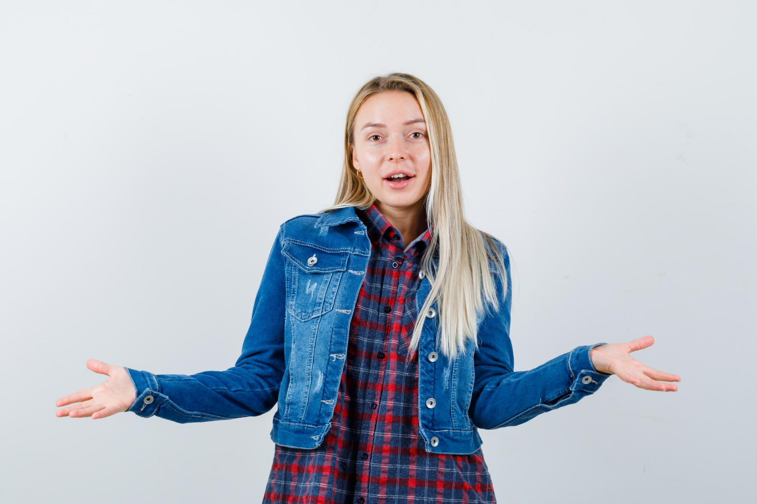 Eine Frau zuckt gleichgültig mit den Schultern | Quelle: Freepik