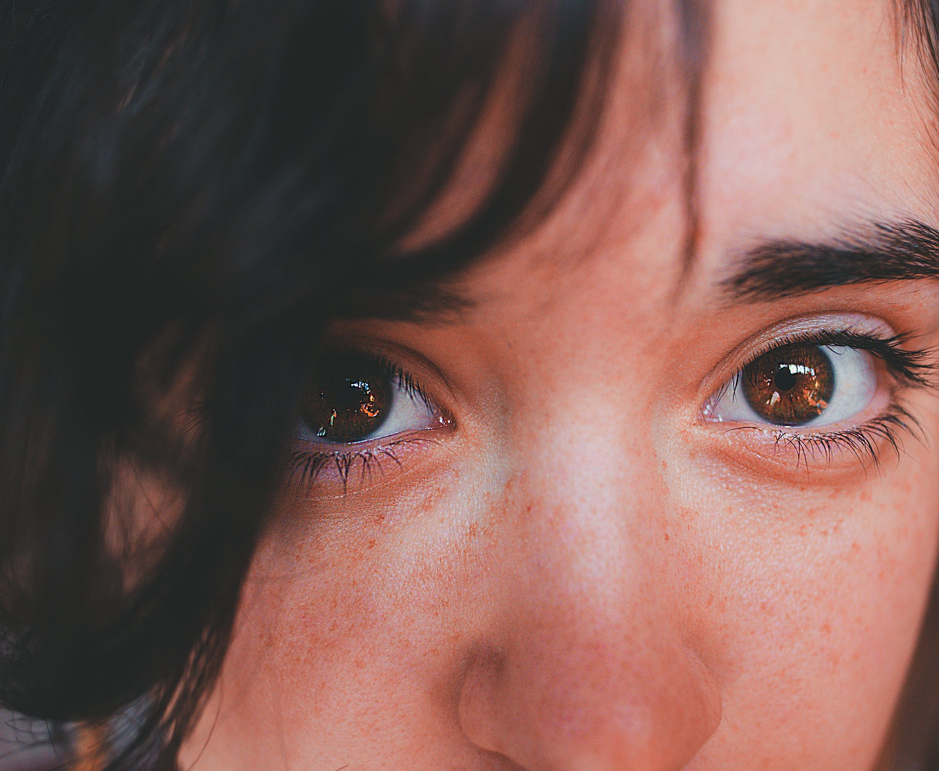 Eine Frau mit einem ängstlichen Blick in ihren Augen | Quelle: Pexels