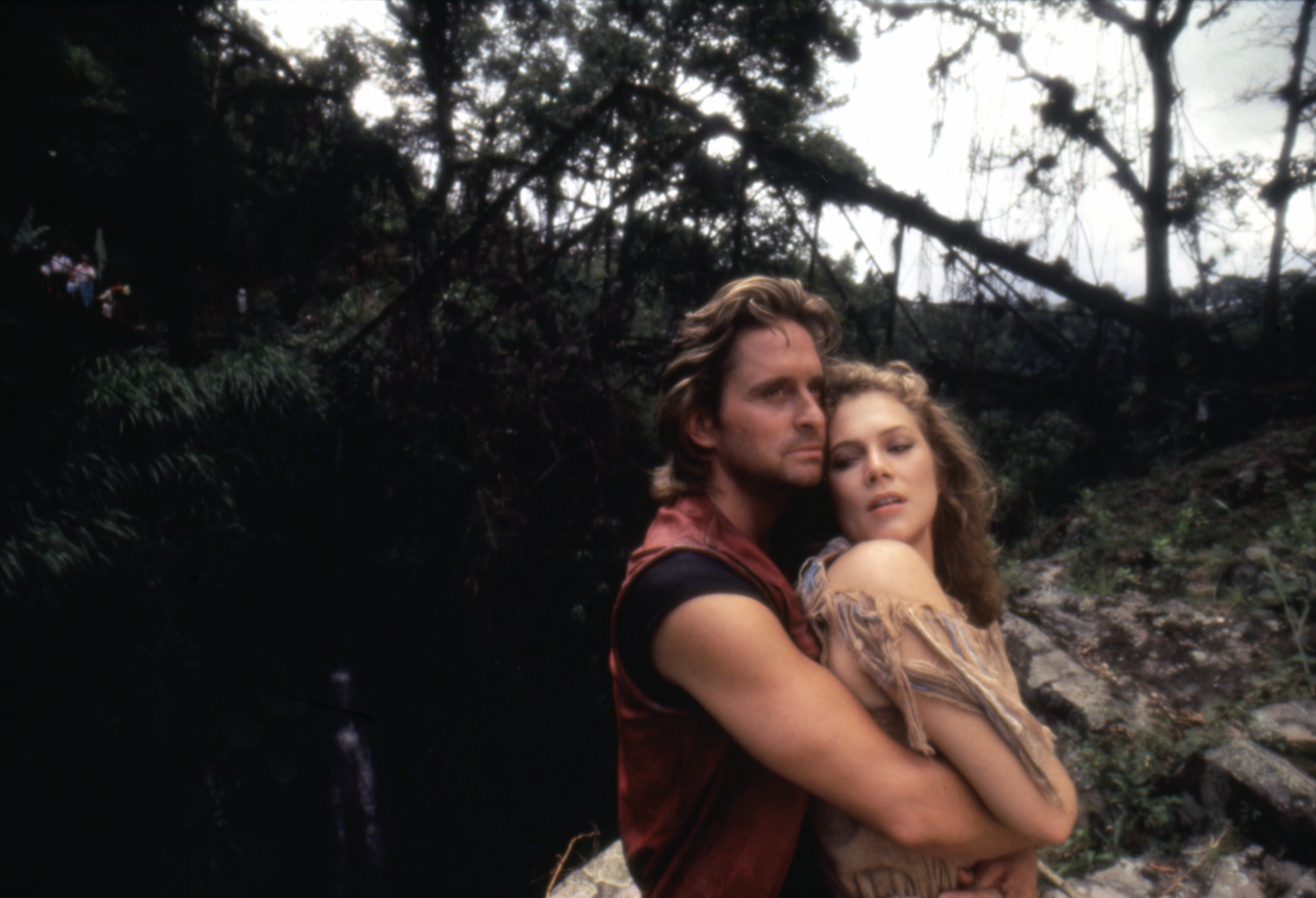 Michael Douglas und die berühmte Schauspielerin am Set von "Romancing the Stone", ca. 1984 | Quelle: Getty Images