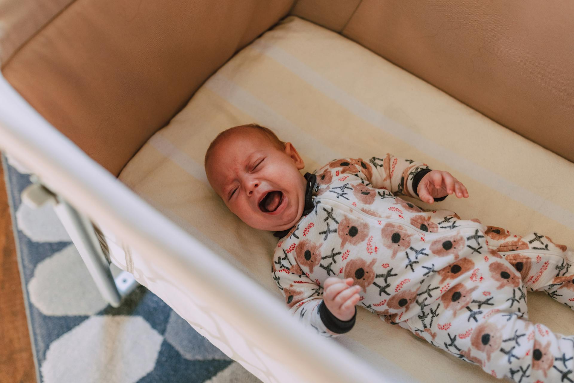 Weinendes Baby in einem Kinderbett | Quelle: Pexels