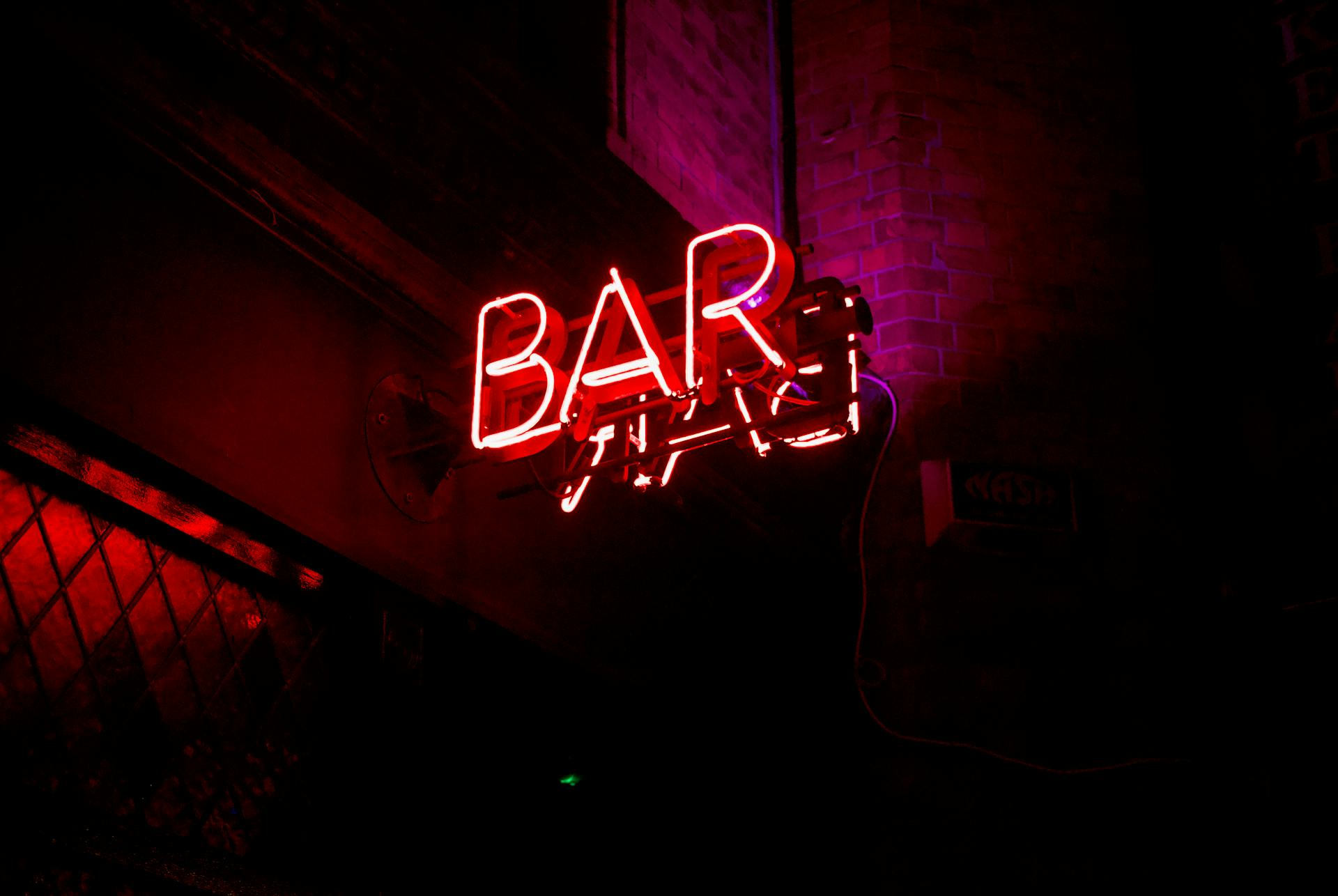 Eine Leuchtreklame über einer Bar | Quelle: Pexels