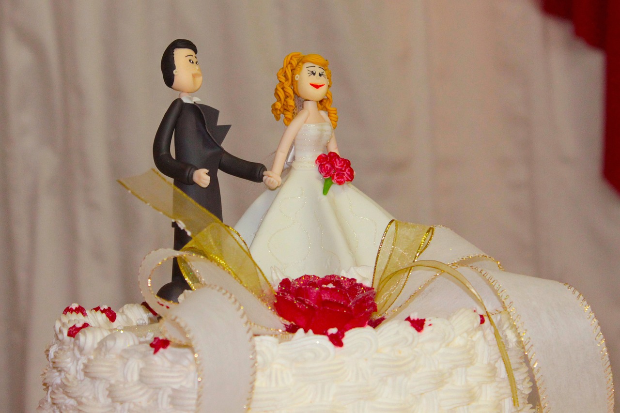 Ein Hochzeitstorten-Topper | Quelle: Pixabay