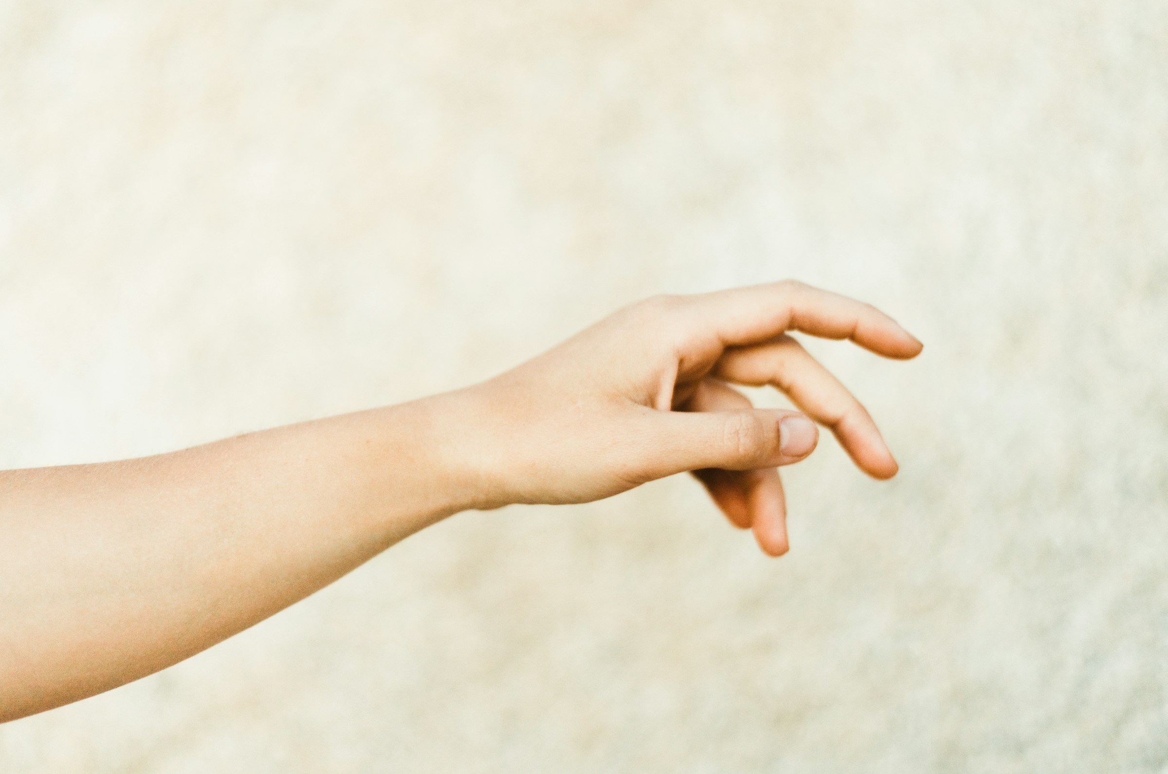 Eine Person, die ihre Hand ausstreckt | Quelle: Unsplash