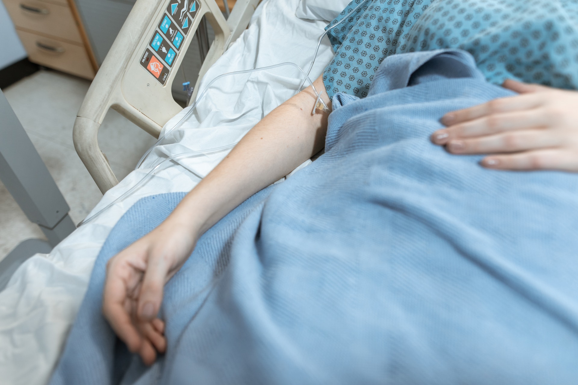 Eine Person in einem Krankenhausbett | Quelle: Pexels
