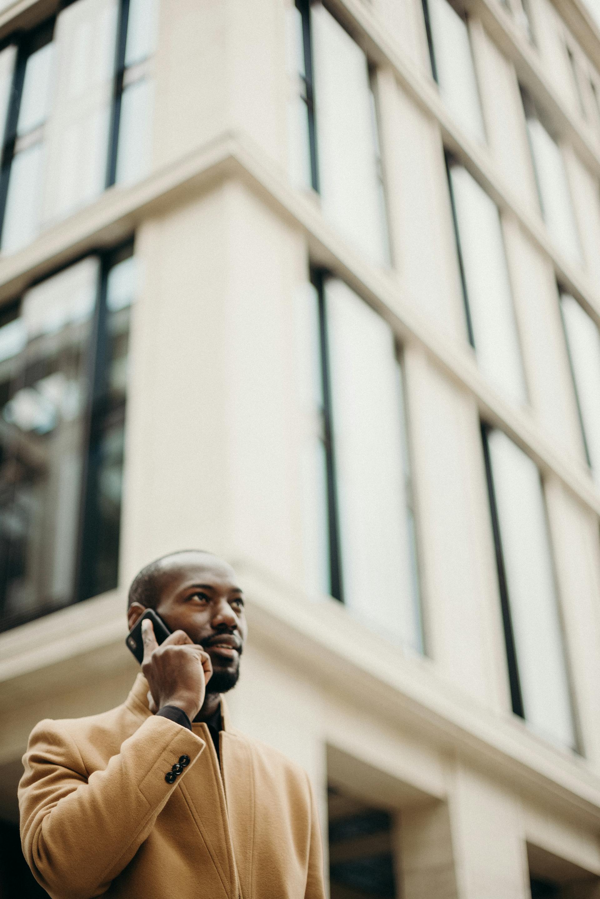 Ein nachdenklicher Mann, der mit seinem Handy telefoniert | Quelle: Pexels