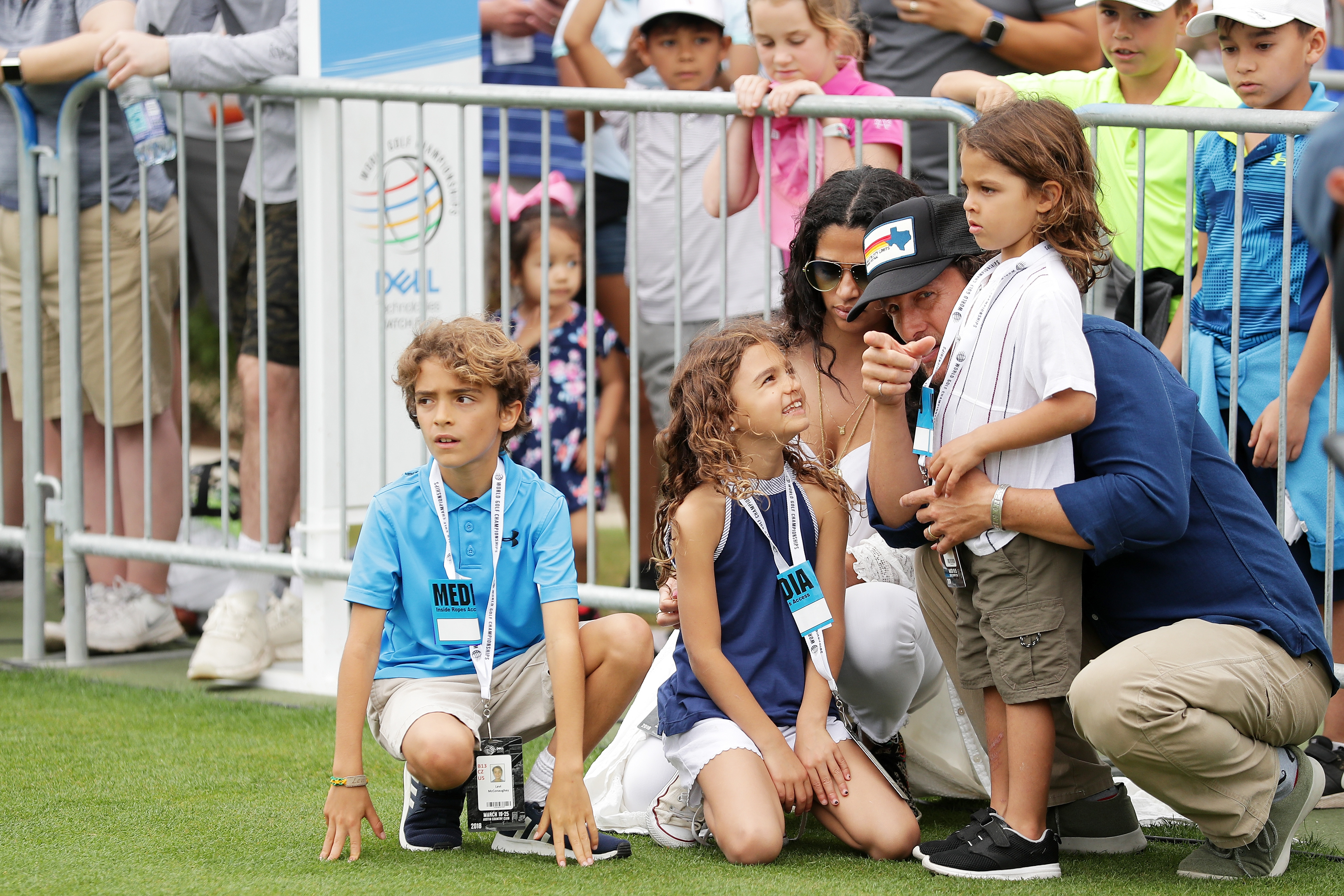 Matthew McConaughey, Camila Alves und ihre Kinder Levi, Vida und Livingston besuchen die letzte Runde der World Golf Championships-Dell Match Play im Austin Country Club in Austin, Texas, am 25. März 2018 | Quelle: Getty Images