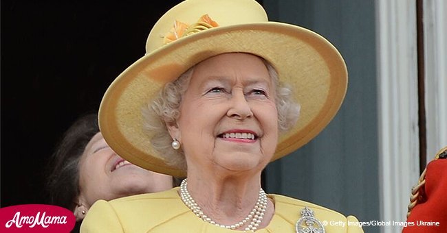 Die Königin bezaubert in einem hellen Outfit zum Ladies' Day bei Ascot