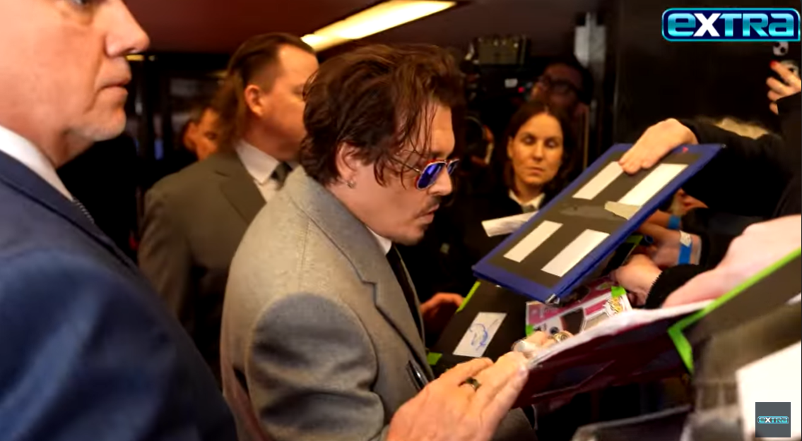 Johnny Depp gibt Autogramme bei der Premiere von "Jean Du Barry" in London, England. | Quelle: YouTube/extratv