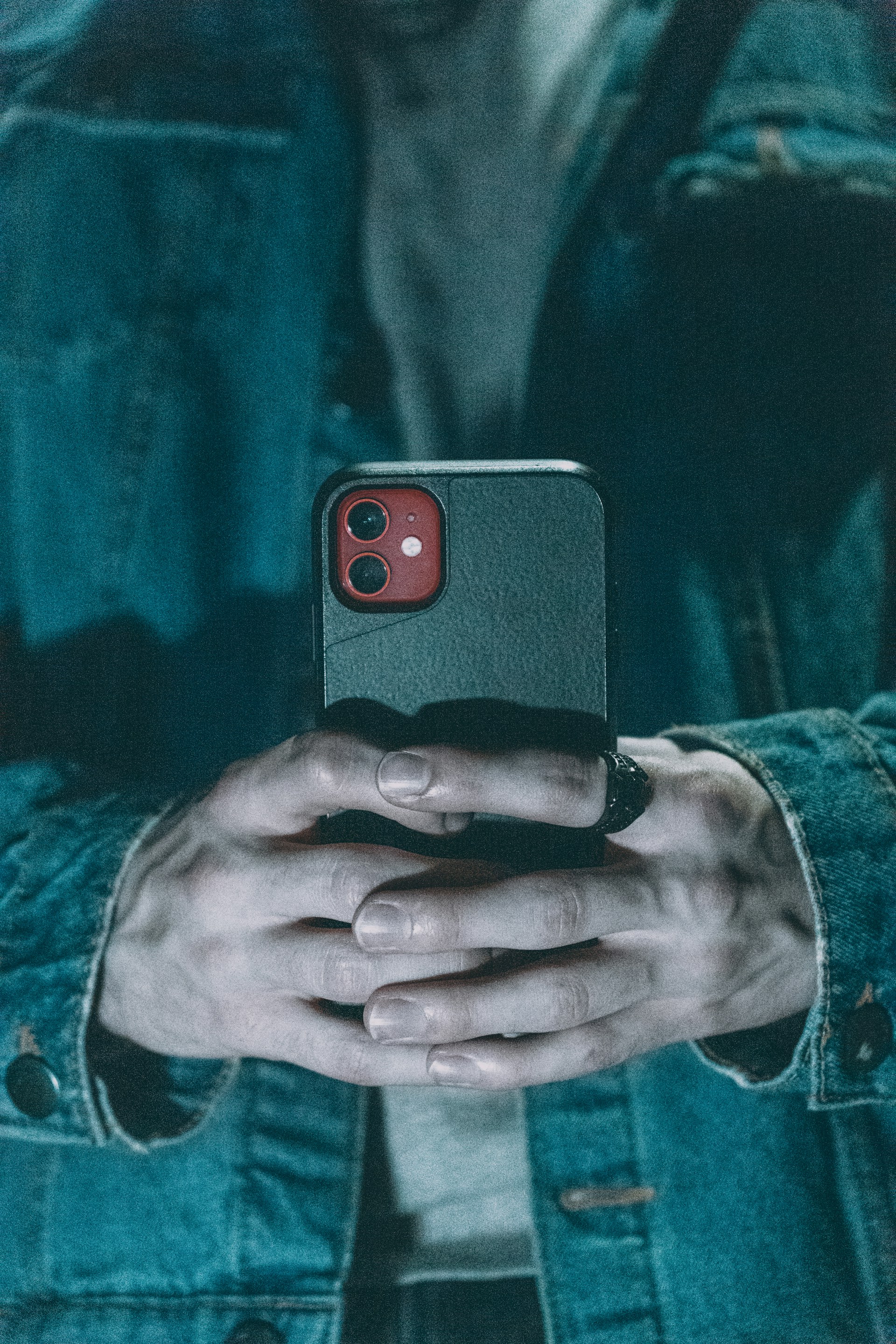Ein Mann hält sein Telefon | Quelle: Unsplash