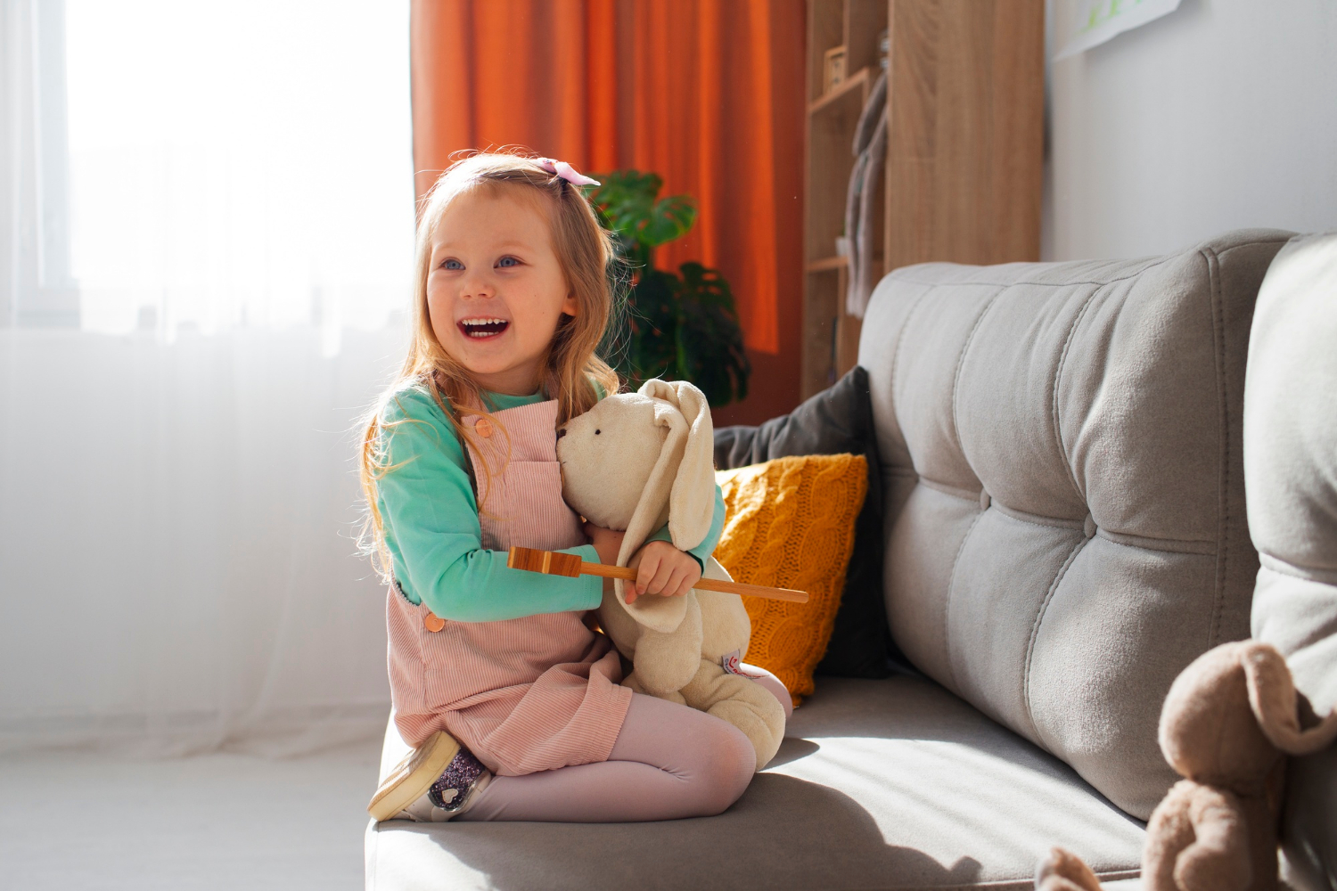 Ein kleines Mädchen spielt mit einem Stofftier | Quelle: Freepik