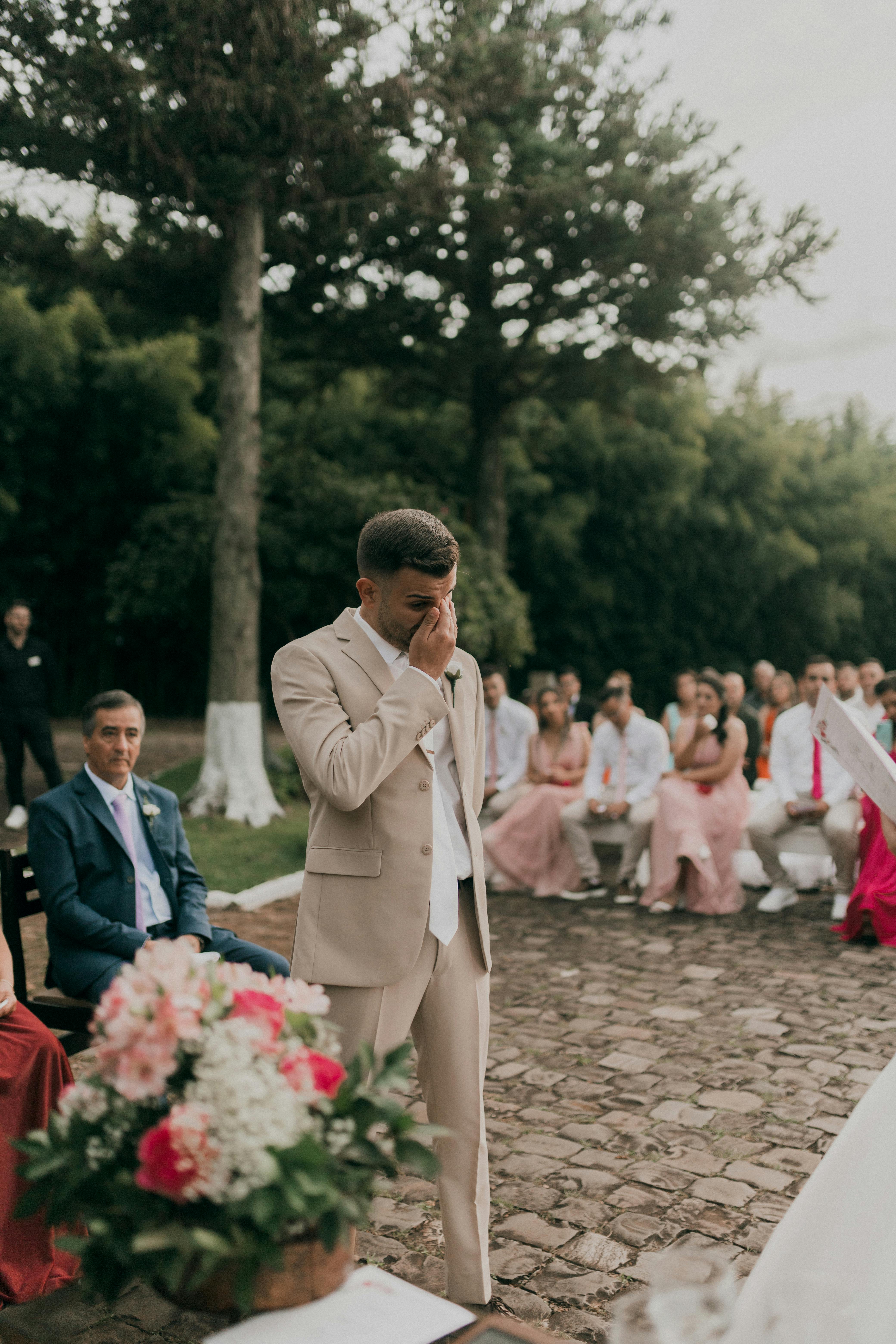 Ein frustrierter und aufgebrachter Bräutigam bei seiner Hochzeit | Quelle: Pexels