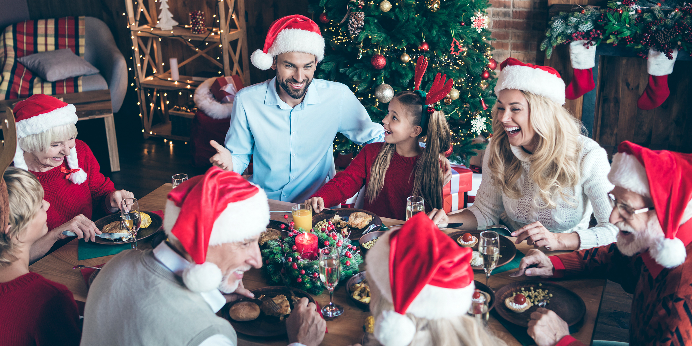 Fröhliche Menschen, die Weihnachten feiern | Quelle: Shutterstock