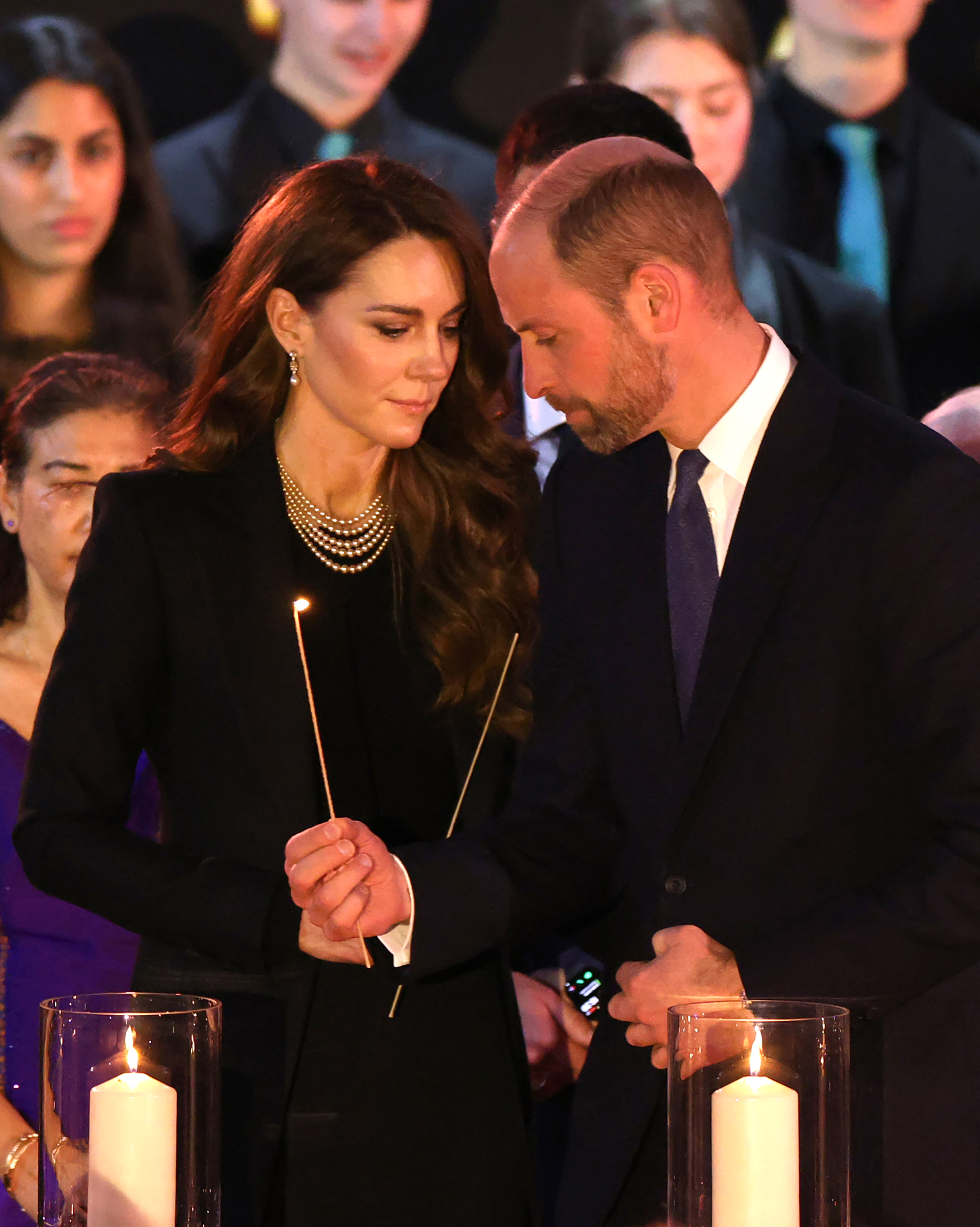 Catherine, Prinzessin von Wales und Prinz William, Prinz von Wales zünden während einer Zeremonie zum Holocaust-Gedenktag in London, England, am 27. Januar 2025 Kerzen an | Quelle: Getty Images