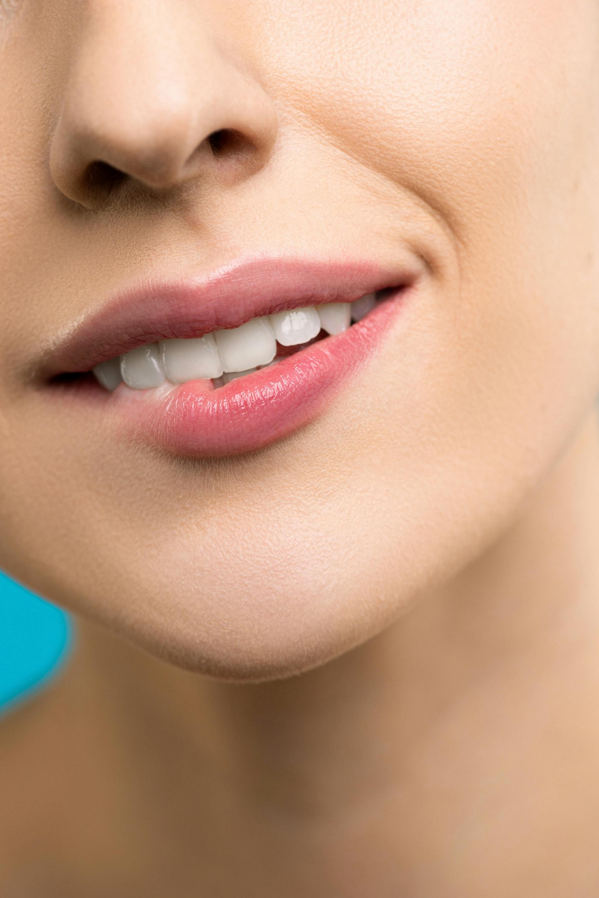 Eine Frau beißt sich auf die Lippe, während sie lächelt | Quelle: Pexels