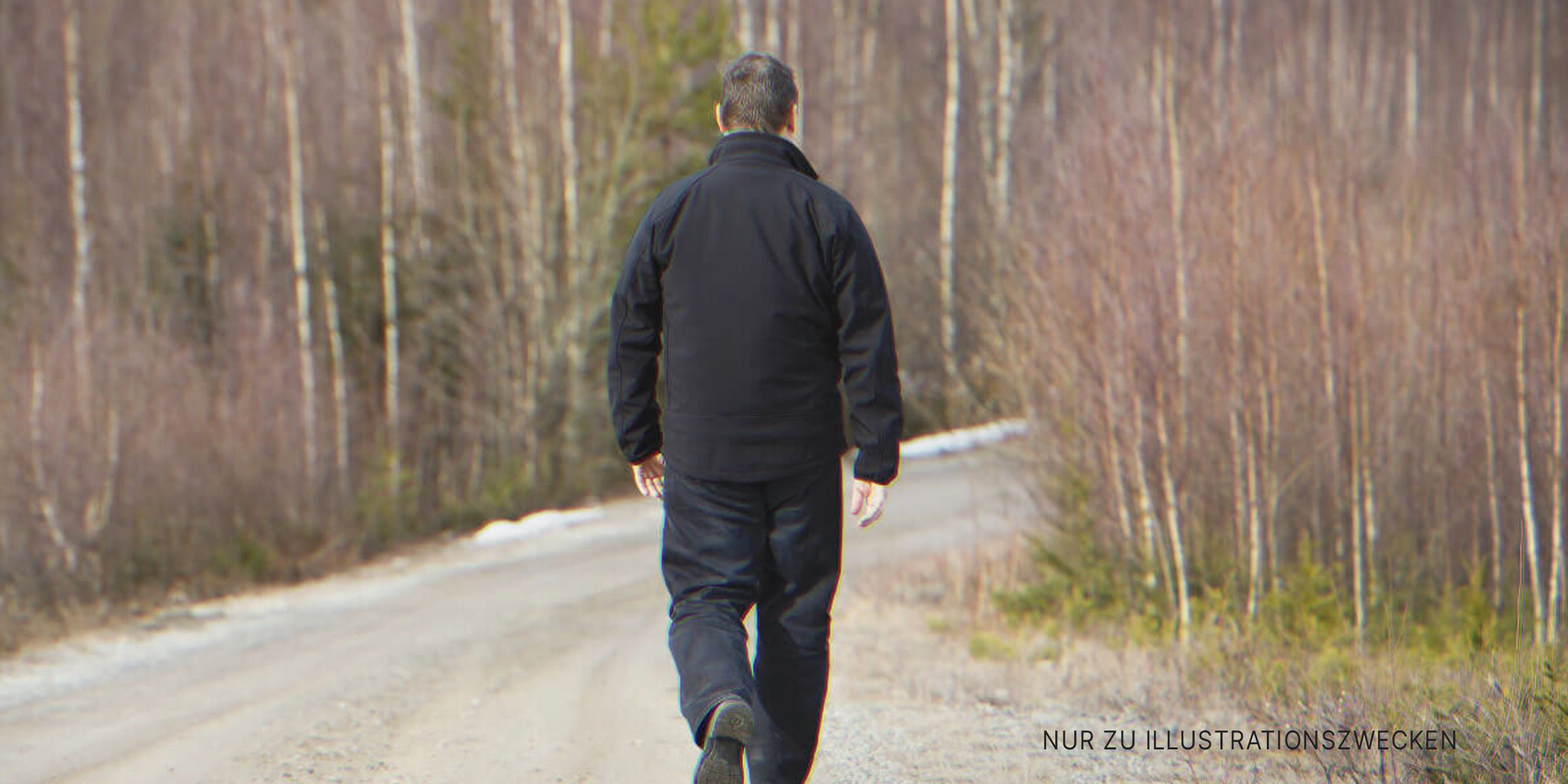 Einsamer Mann, der auf einer Straße geht | Quelle: Shutterstock