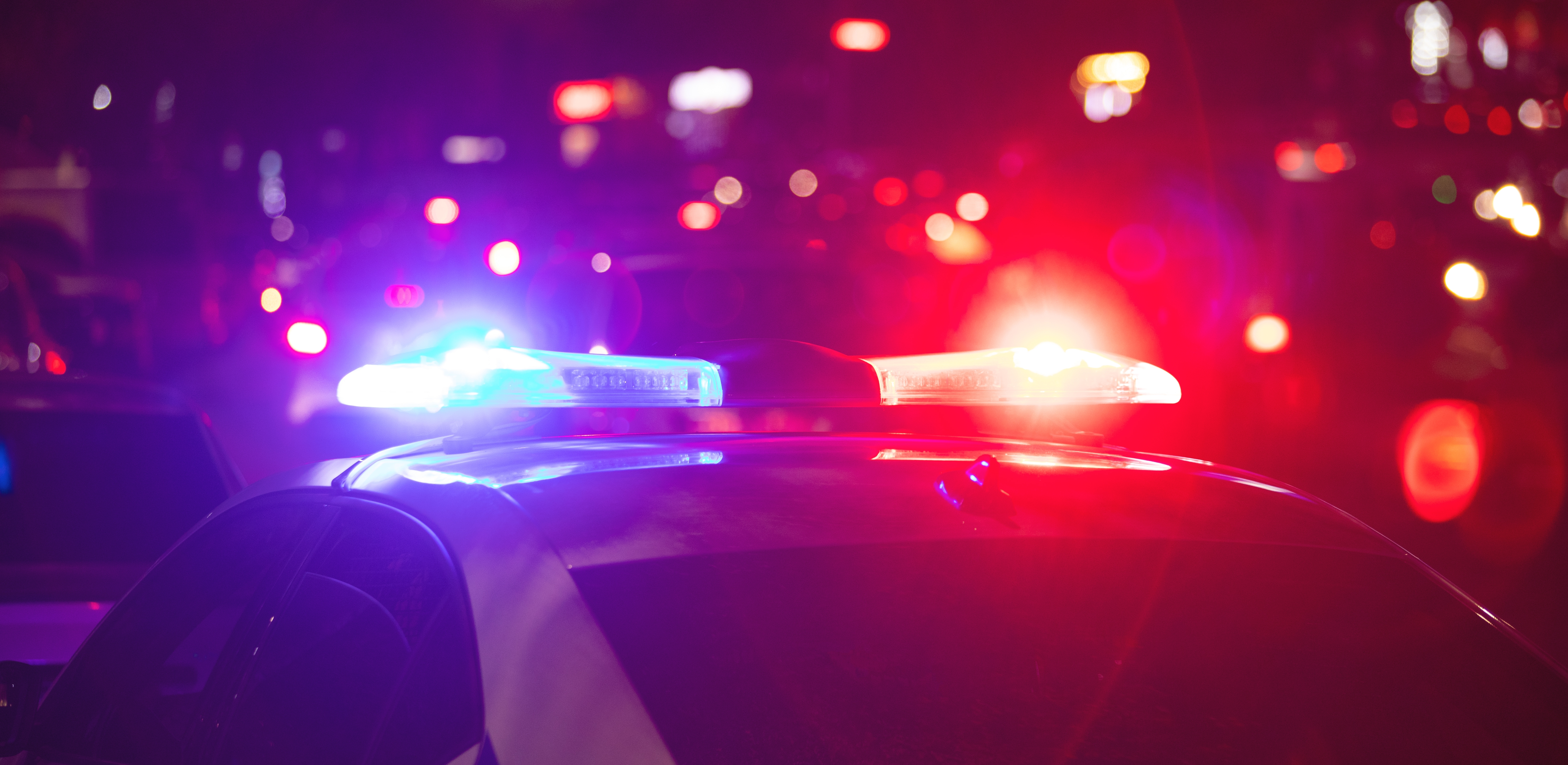 Ein beleuchtetes Polizeiauto | Quelle: Shutterstock