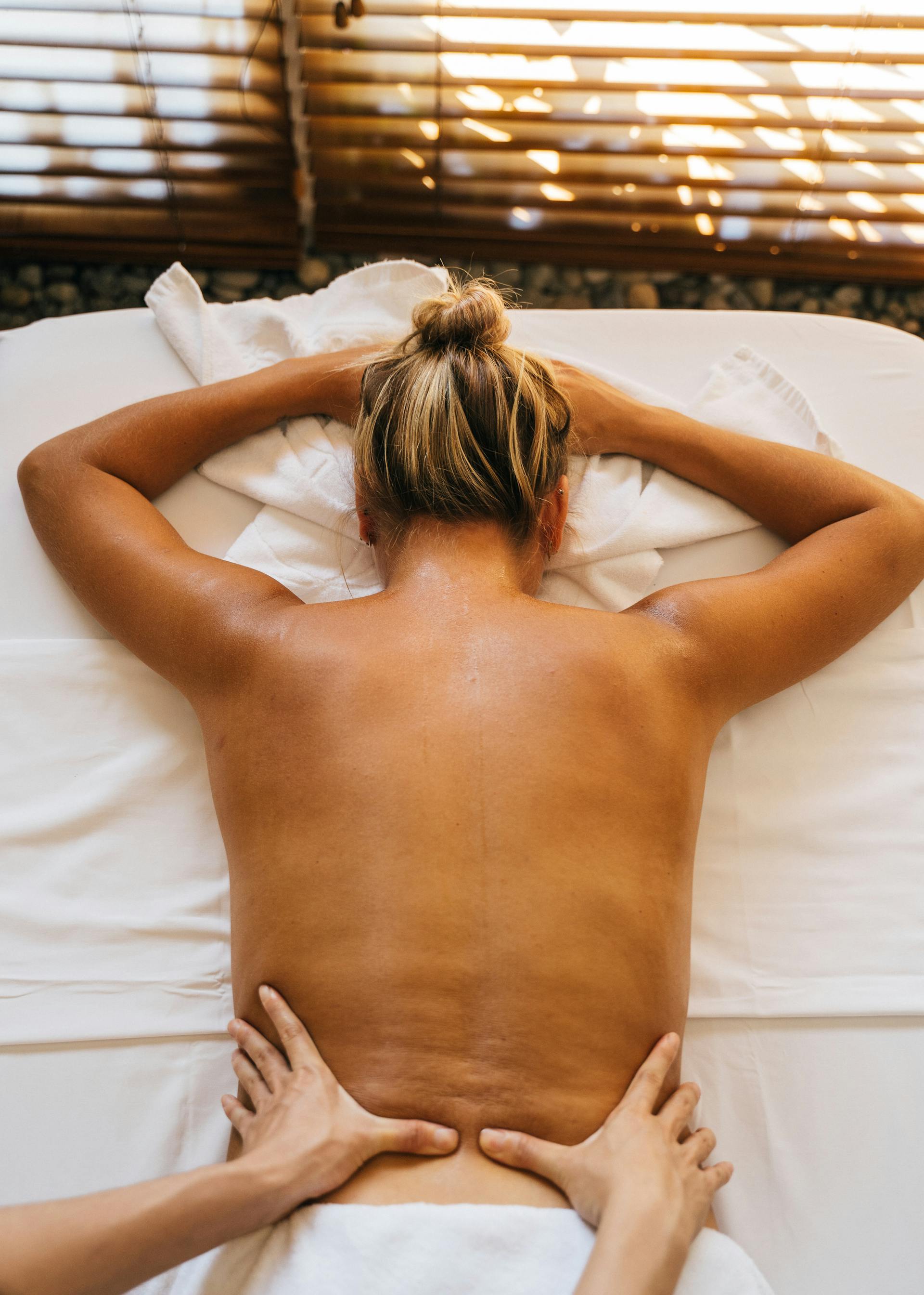 Eine Frau, die eine Massage bekommt | Quelle: Pexels