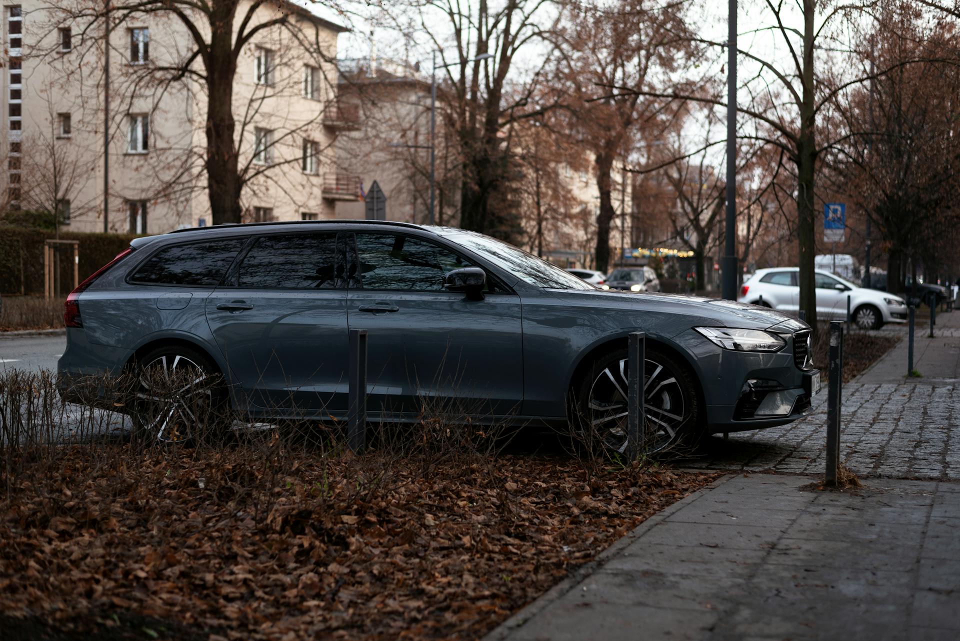 Ein Auto, das vor einem Haus geparkt ist | Quelle: Pexels