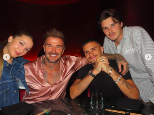 Harper, David, Romeo und Cruz Beckham posieren für ein Foto während der Geburtstagsfeier von Romeo Cruz, aufgenommen am 3. September 2024 | Quelle: Instagram/victoriabeckham