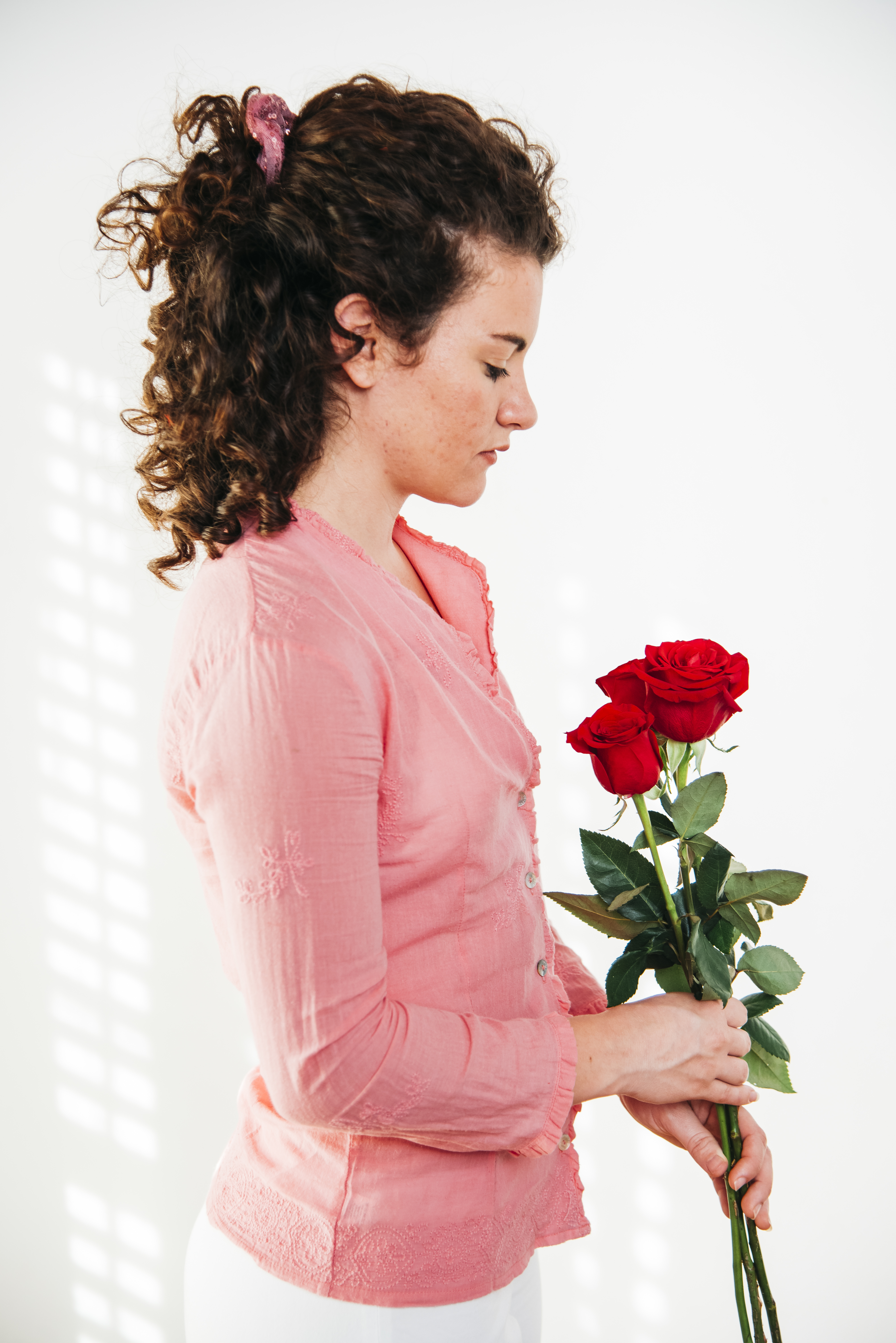 Eine Frau hält Rosen | Quelle: FreePik
