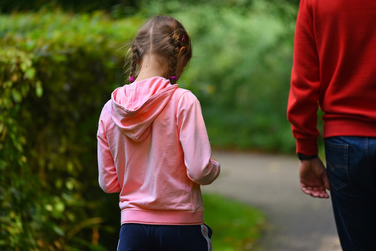 Ein Vater und seine Tochter gehen zusammen spazieren | Quelle: Pixabay