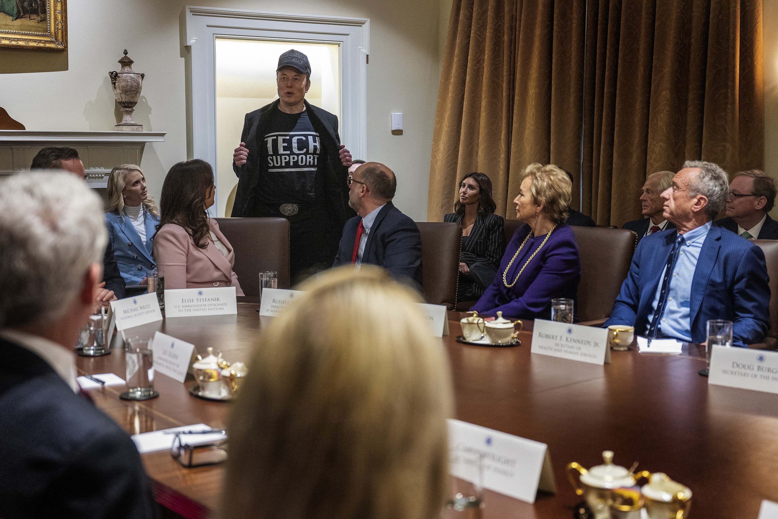 Elon Musk trägt ein "Tech Support" T-Shirt | Quelle: Getty Images