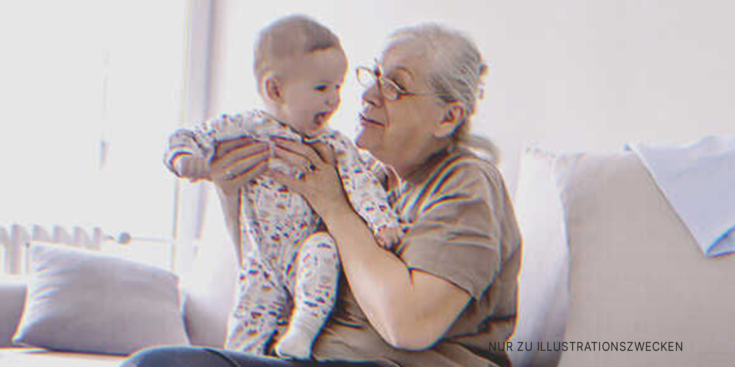 Ältere Frau spielt mit einem Baby | Quelle: Getty Images