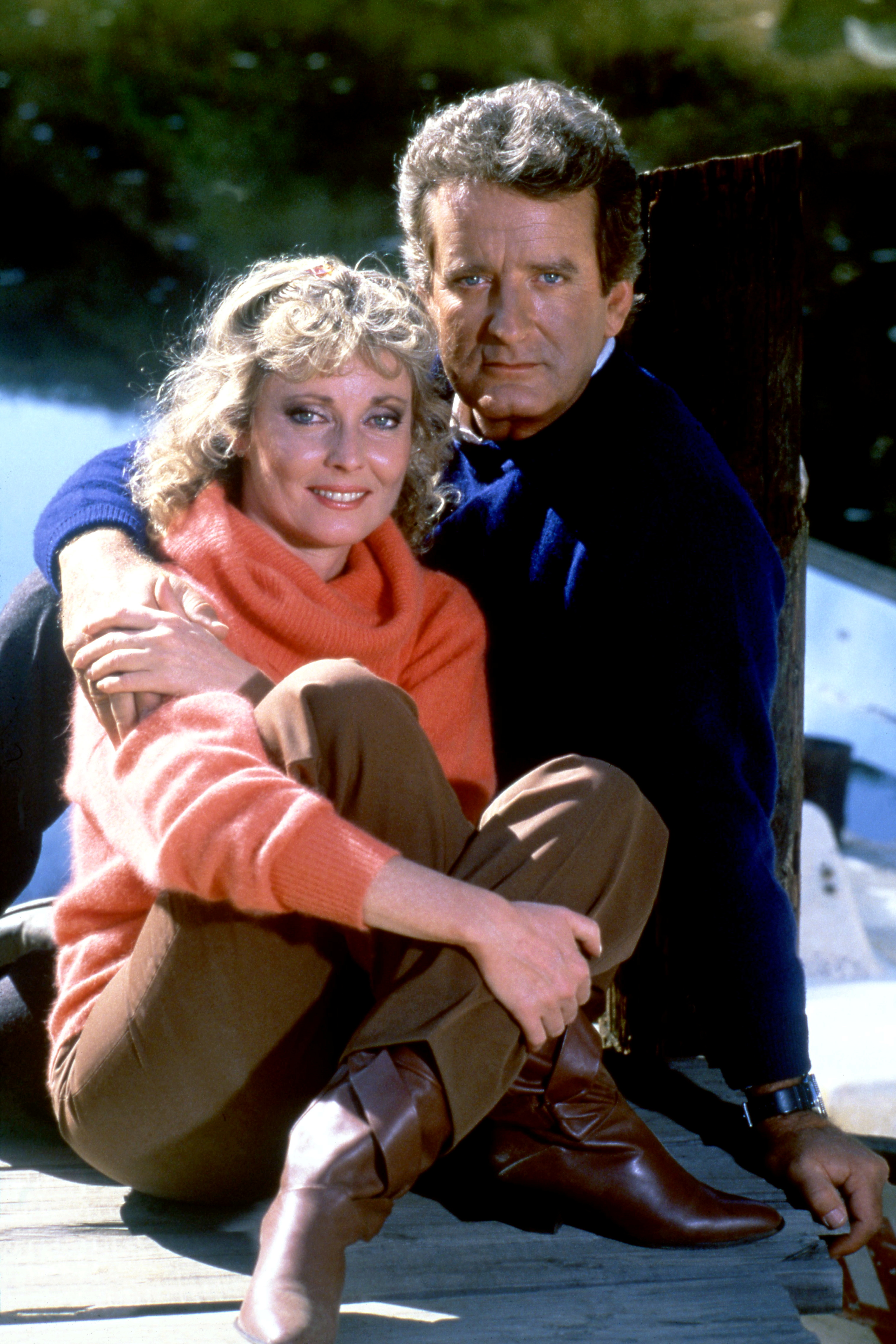 Nicolas Coster und Judith McConnell aus der amerikanischen Fernsehseifenoper "Santa Barbara" posieren für ein Porträt in Los Angeles, Kalifornien, um 1986. | Quelle: Getty Images