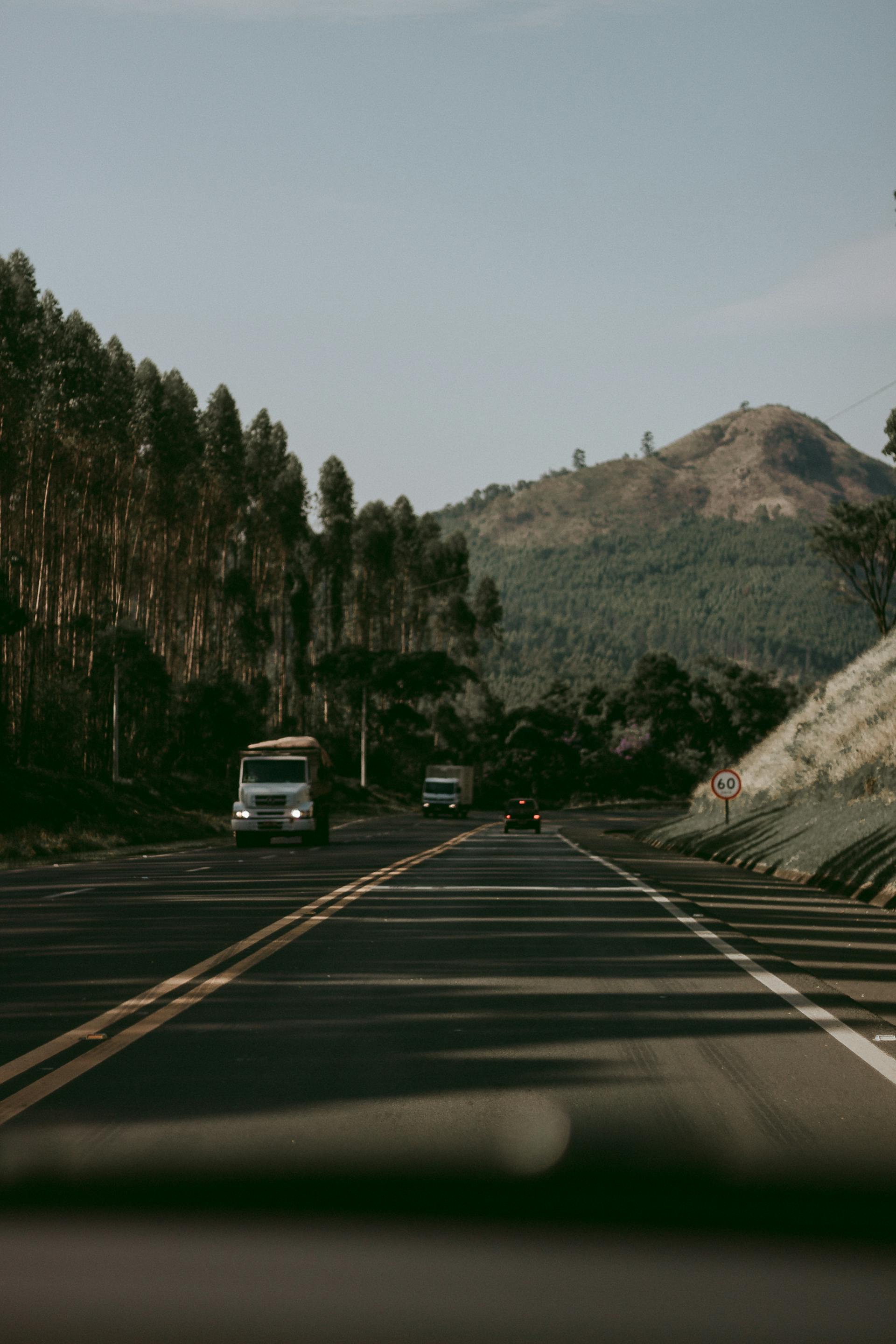 Eine Landstraße | Quelle: Pexels