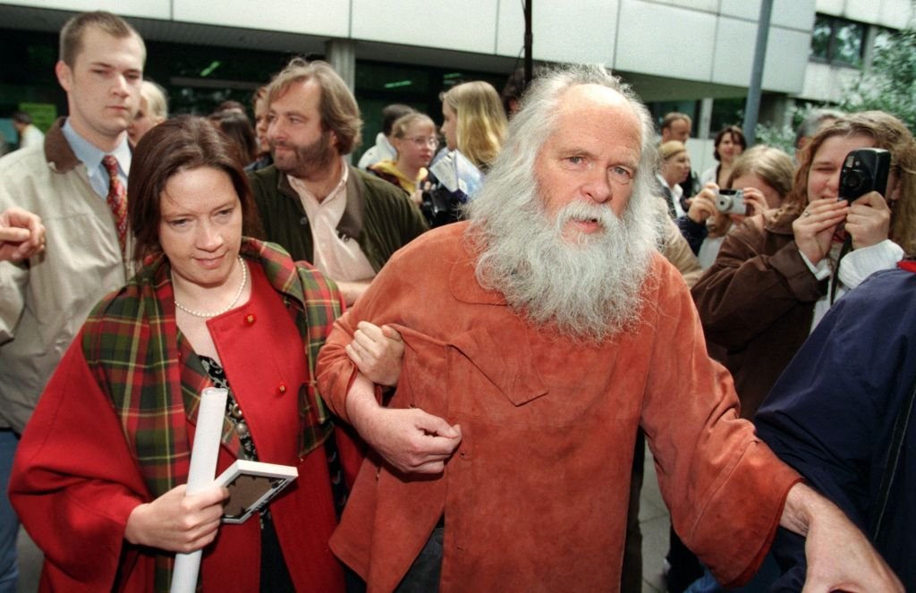 Dan Kelly wird am 15.7.1998 bei Interviews in Brühl von Tochter Kathy am Arm geführt. | Quelle: Getty Images