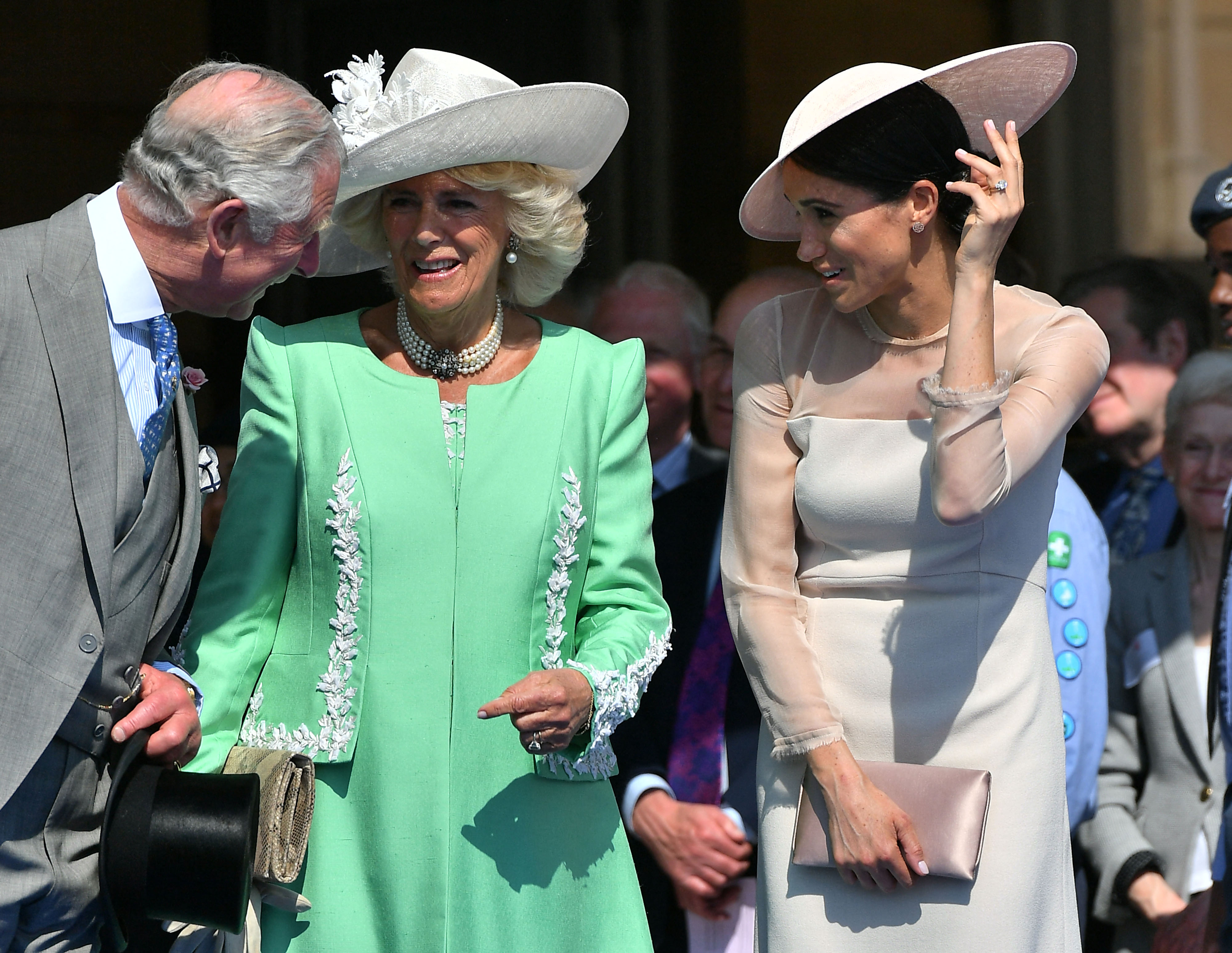 König Charles III., Königin Camilla und Meghan Markle sprechen während der Gartenparty zum 70. Geburtstag des Prince of Wales in London, England am 22. Mai 2018 | Quelle: Getty Images