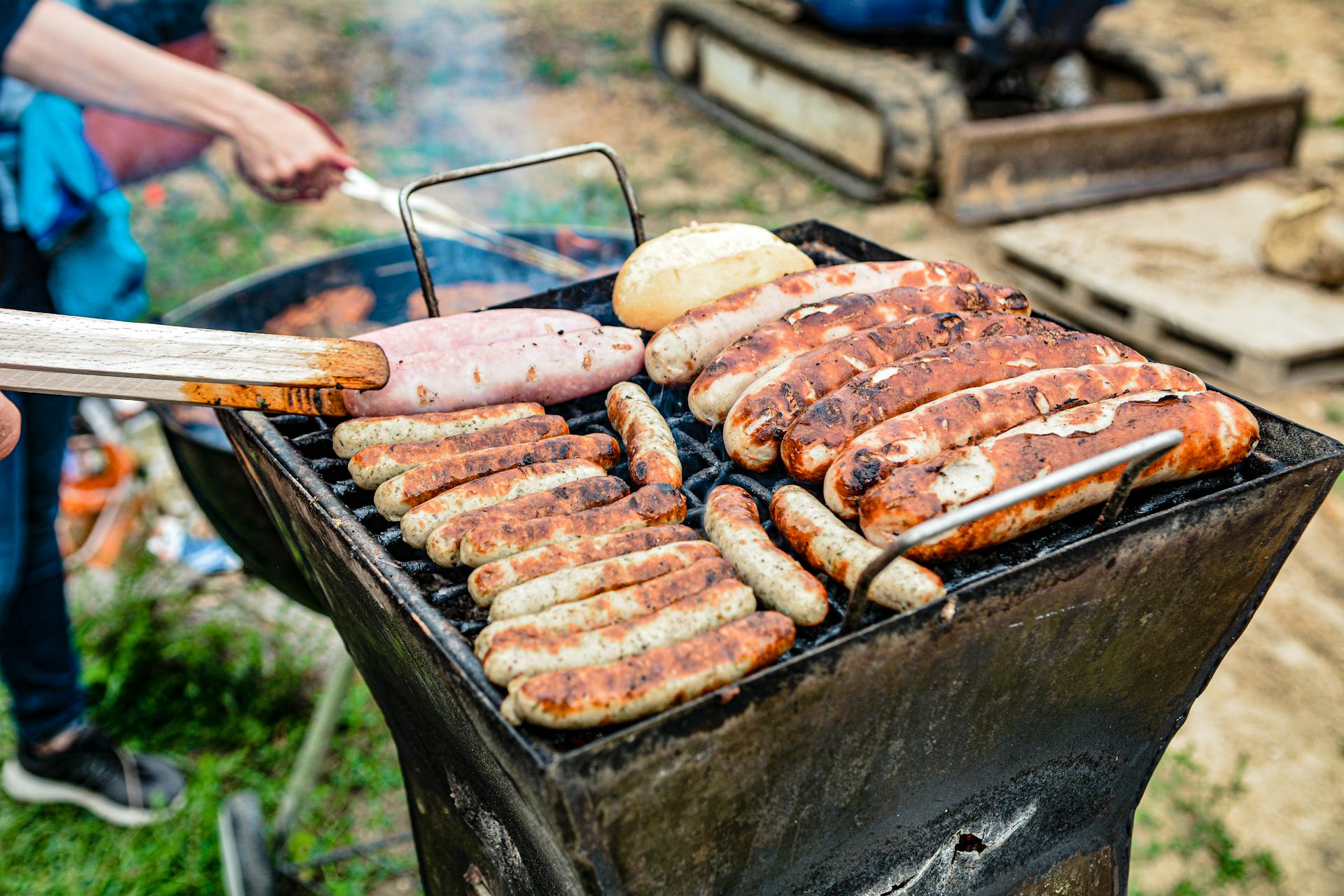 Eine Nahaufnahme von Würstchen und Burgern auf einem Grill | Quelle: Pexels