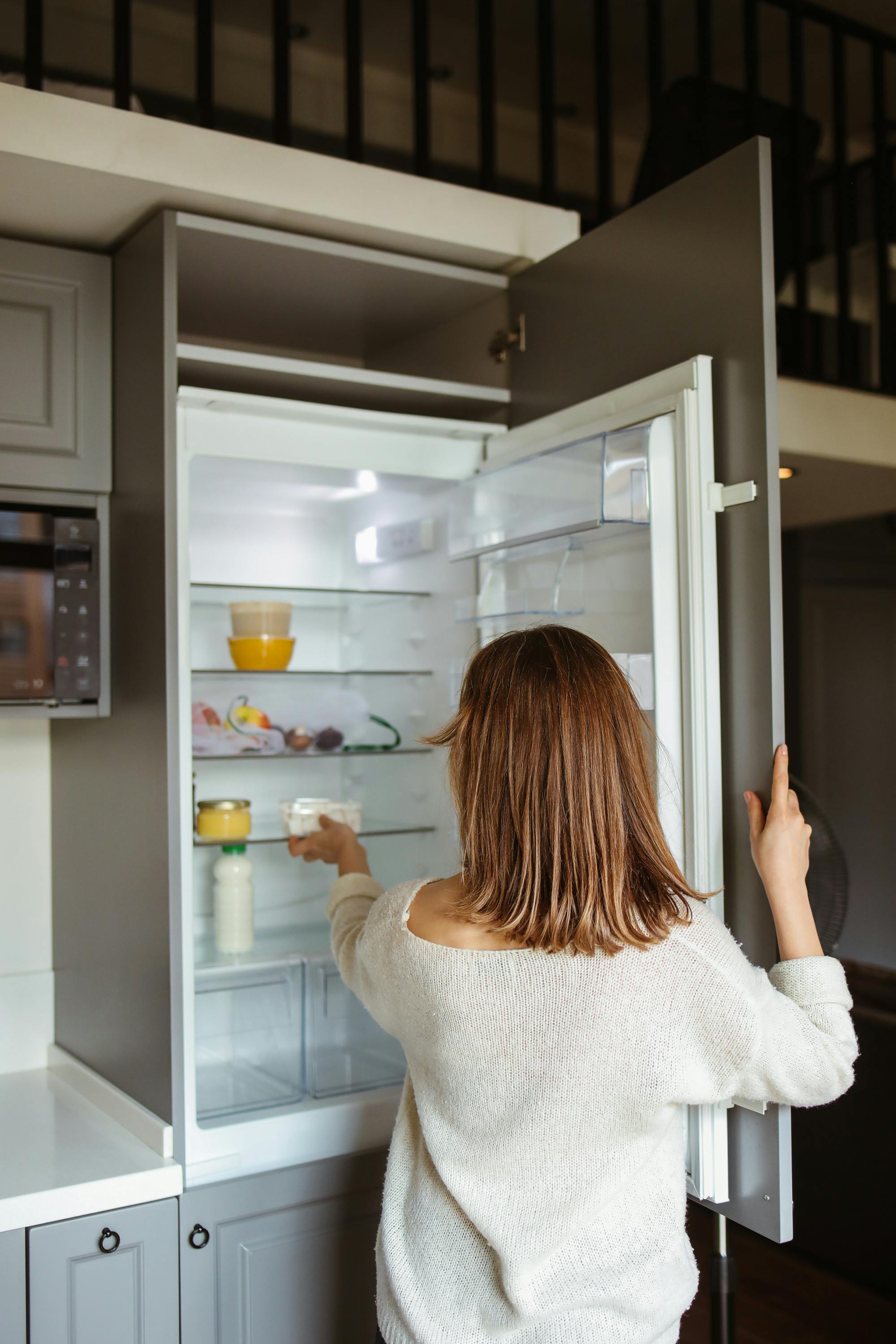 Ein fast leerer Kühlschrank | Quelle: Pexels