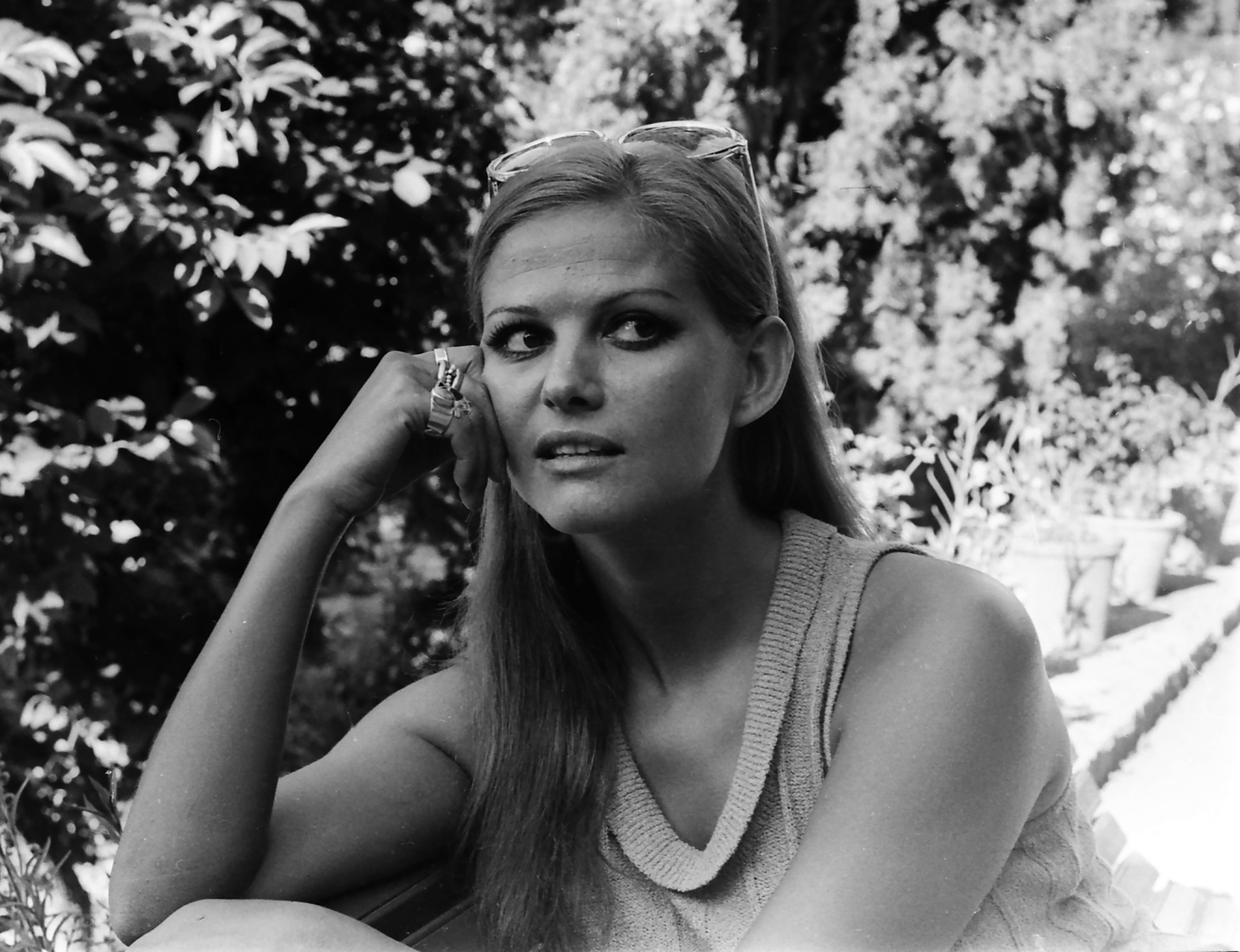 Claudia Cardinale bei einem Besuch in der Alhambra am 1. Januar 1968 in Granada, Spanien. | Quelle: Getty Images