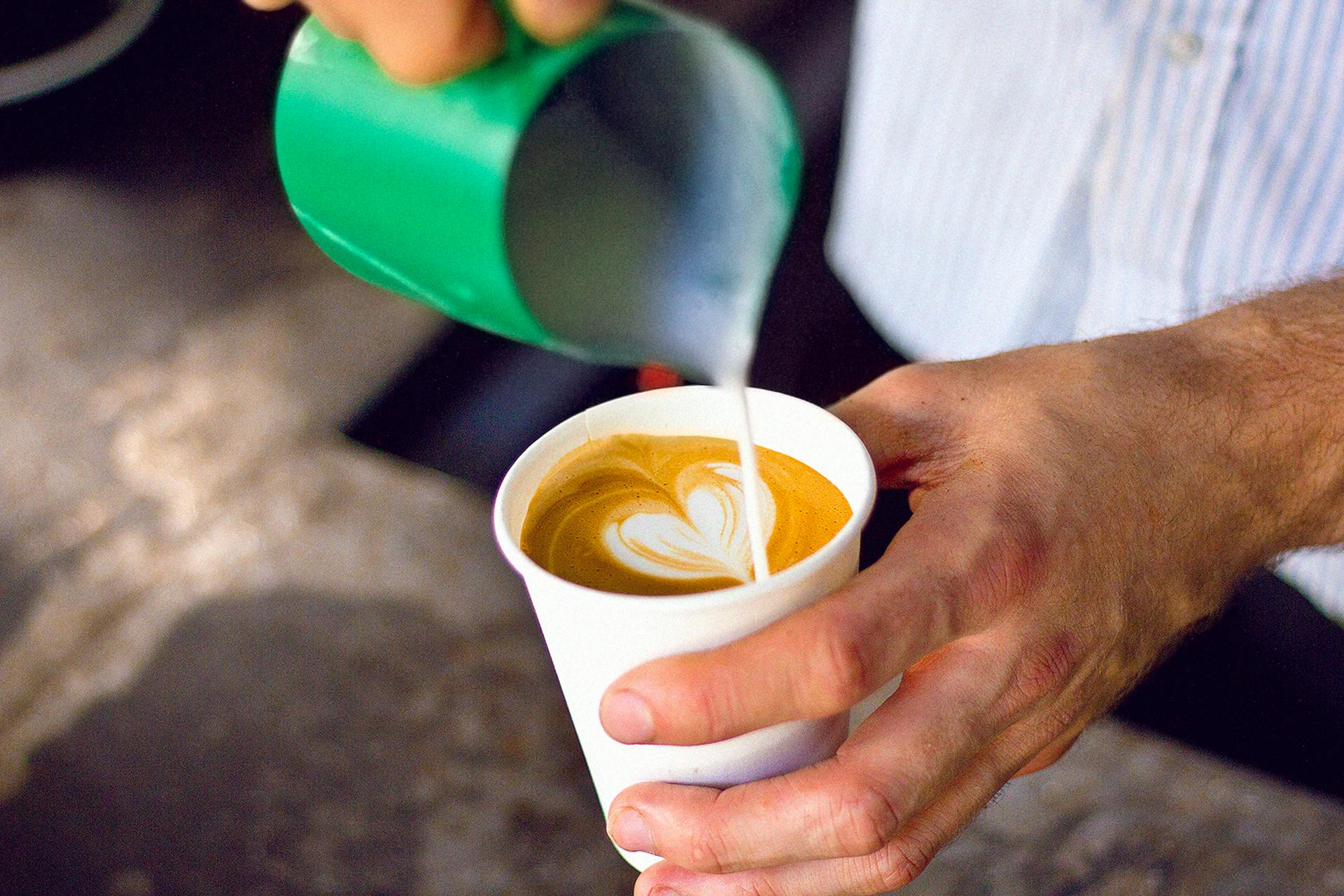 Kaffeebecher zum Mitnehmen | Quelle: Pexels