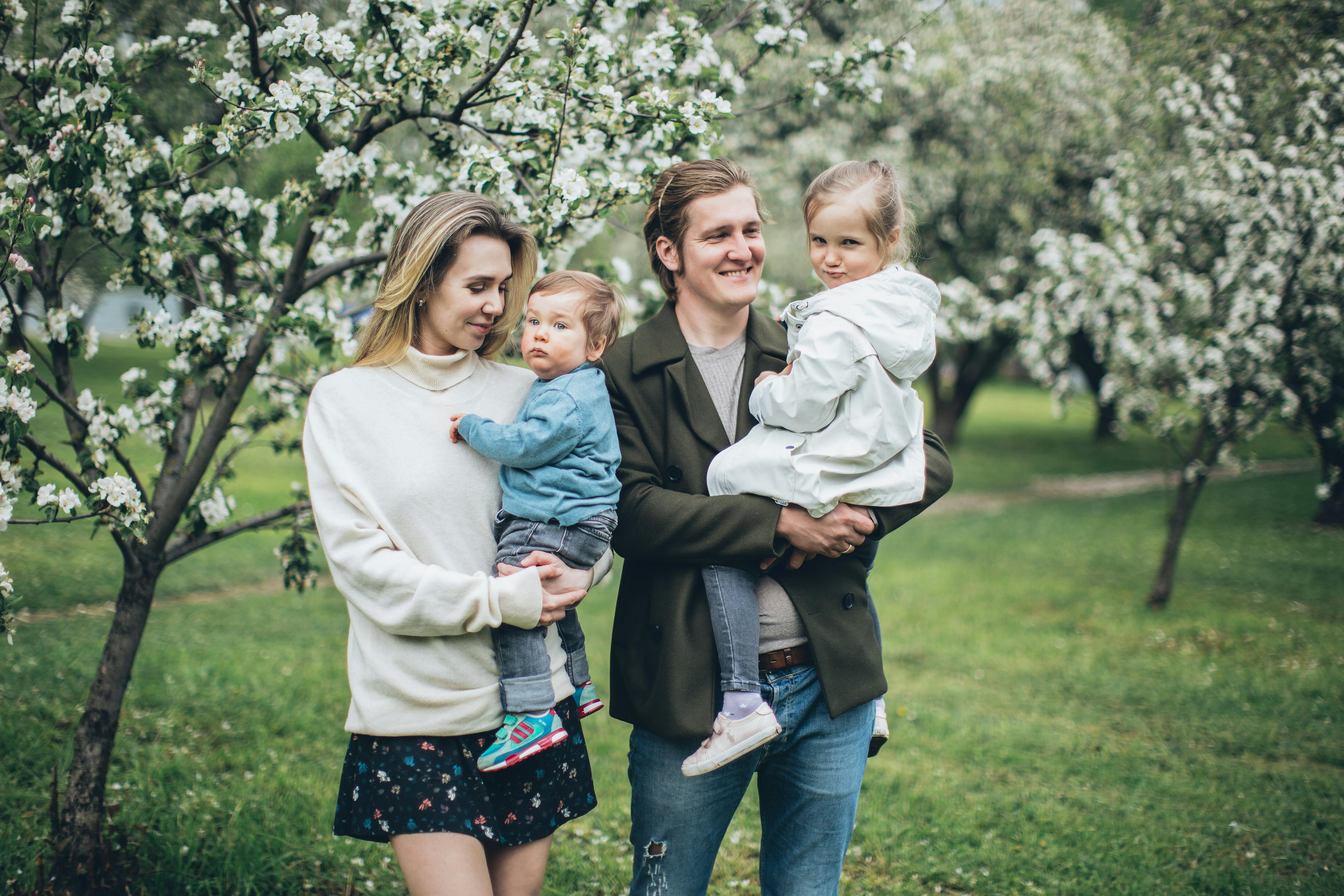 Eine Familie beim Spaziergang im Park | Quelle: Pexels