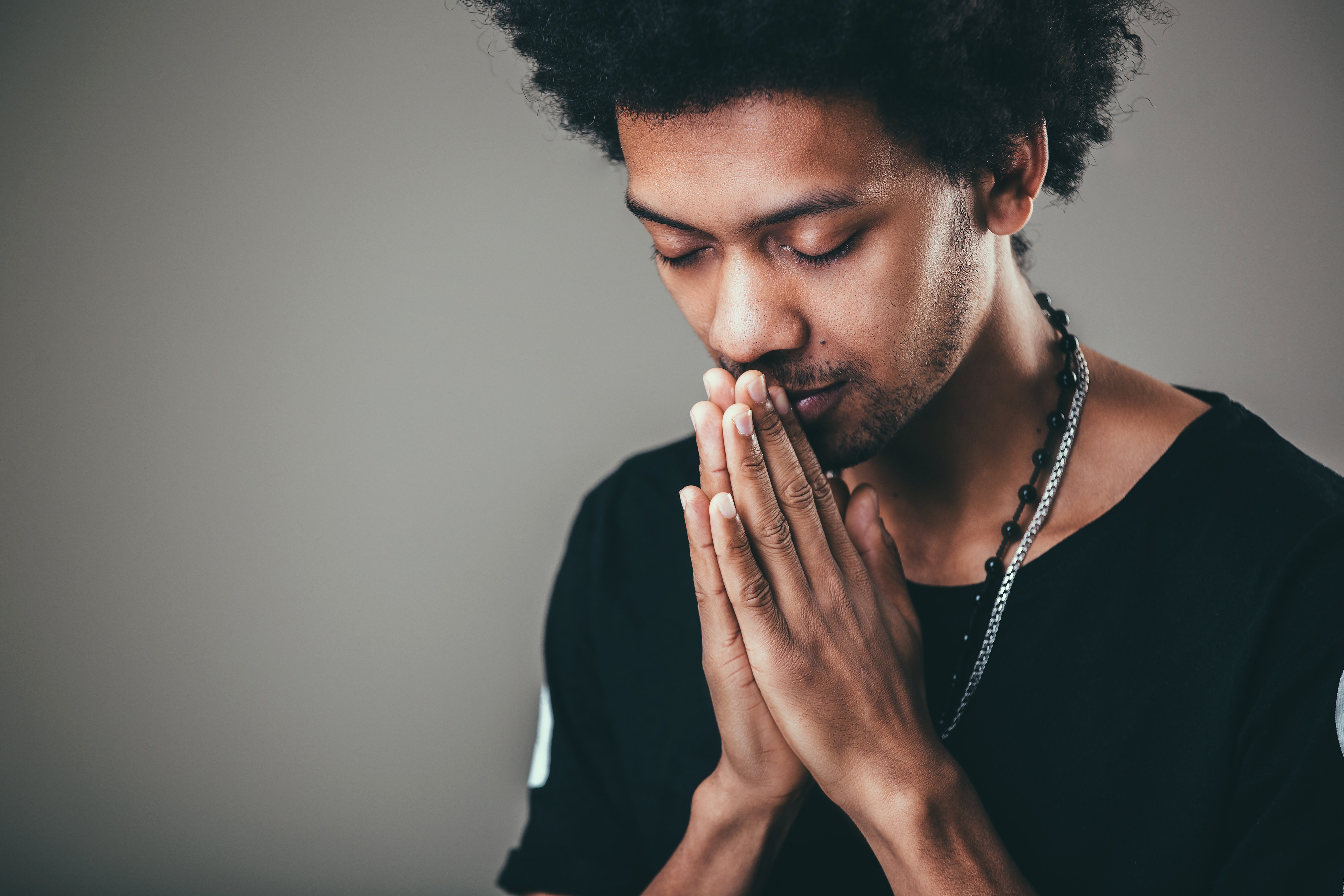 Eine Person, die betet. | Quelle: Shutterstock