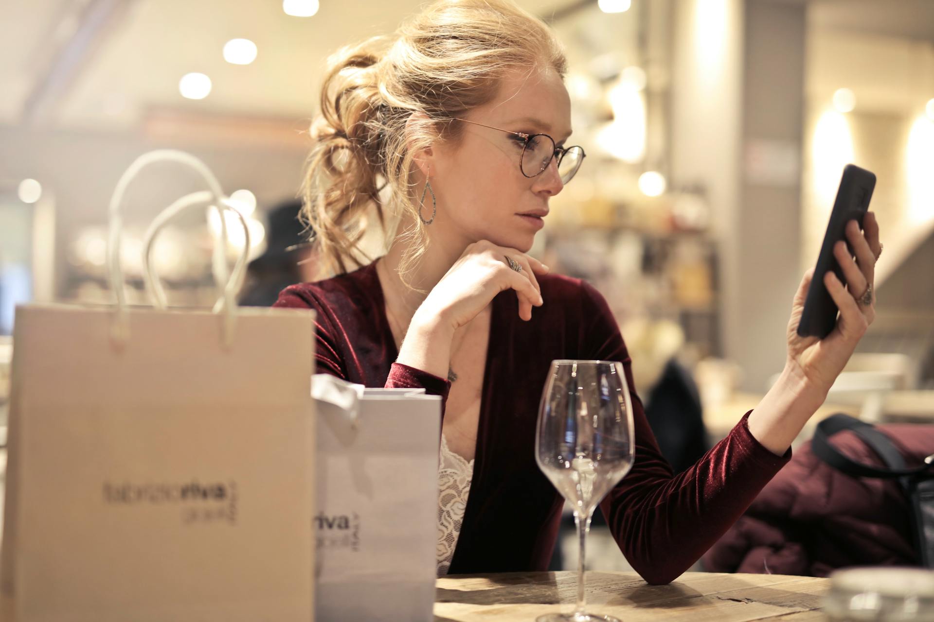 Eine Frau schaut auf ihr Telefon | Quelle: Pexels