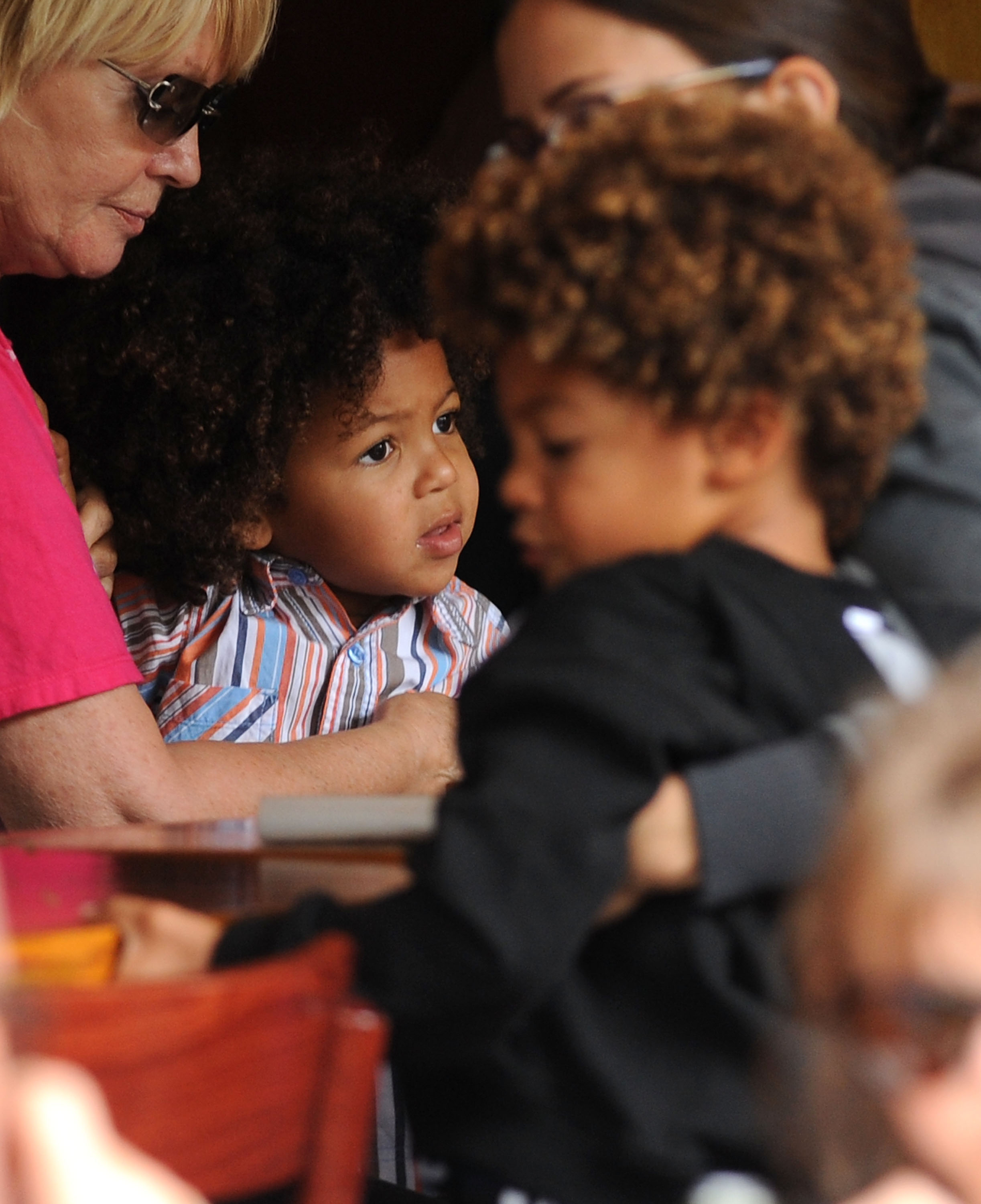 Heidi Klums Söhne Johan und Henry Samuel beim Mittagessen in Manhattan, New York City, am 17. Juni 2009 | Quelle: Getty Images