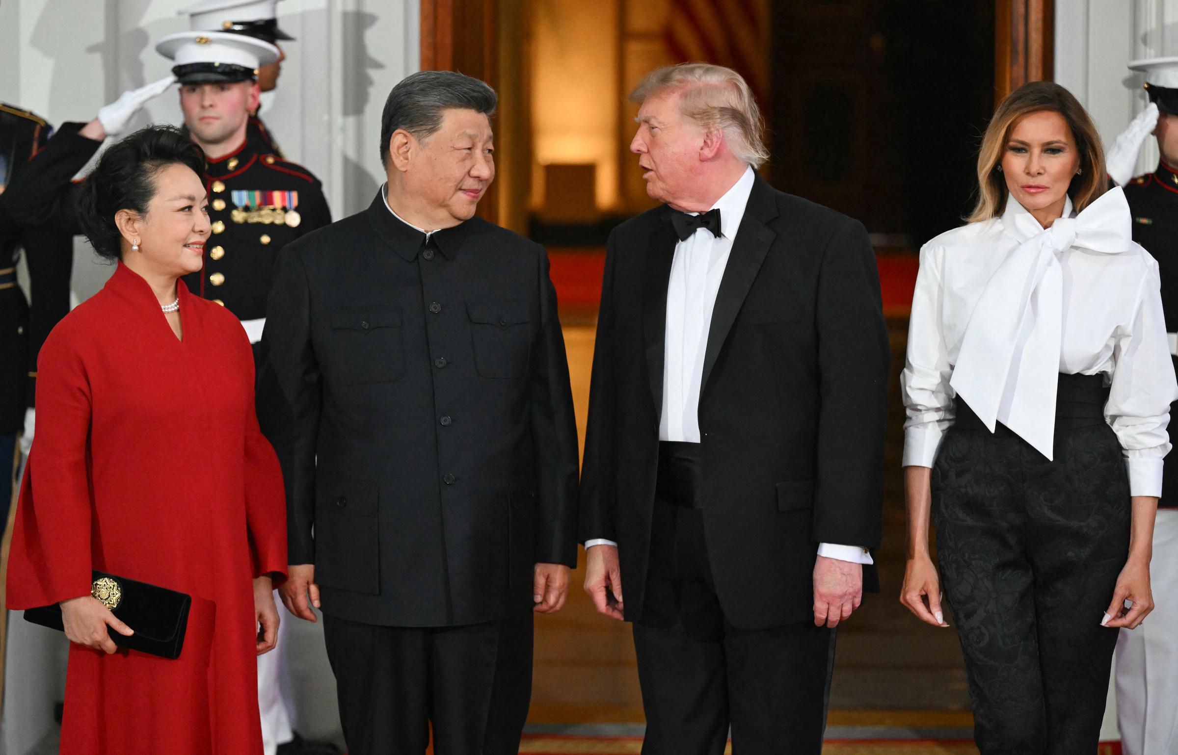 Donald Trump überreichte Xi später eine Skulptur eines Weißkopfseeadlers, die, wie er sagte, „in persönlicher Zusammenarbeit mit Melania und mir“ entworfen worden sei – ein weiteres Detail, das auf ihre Beteiligung an dem Besuch hindeutet. | Quelle: Getty Images