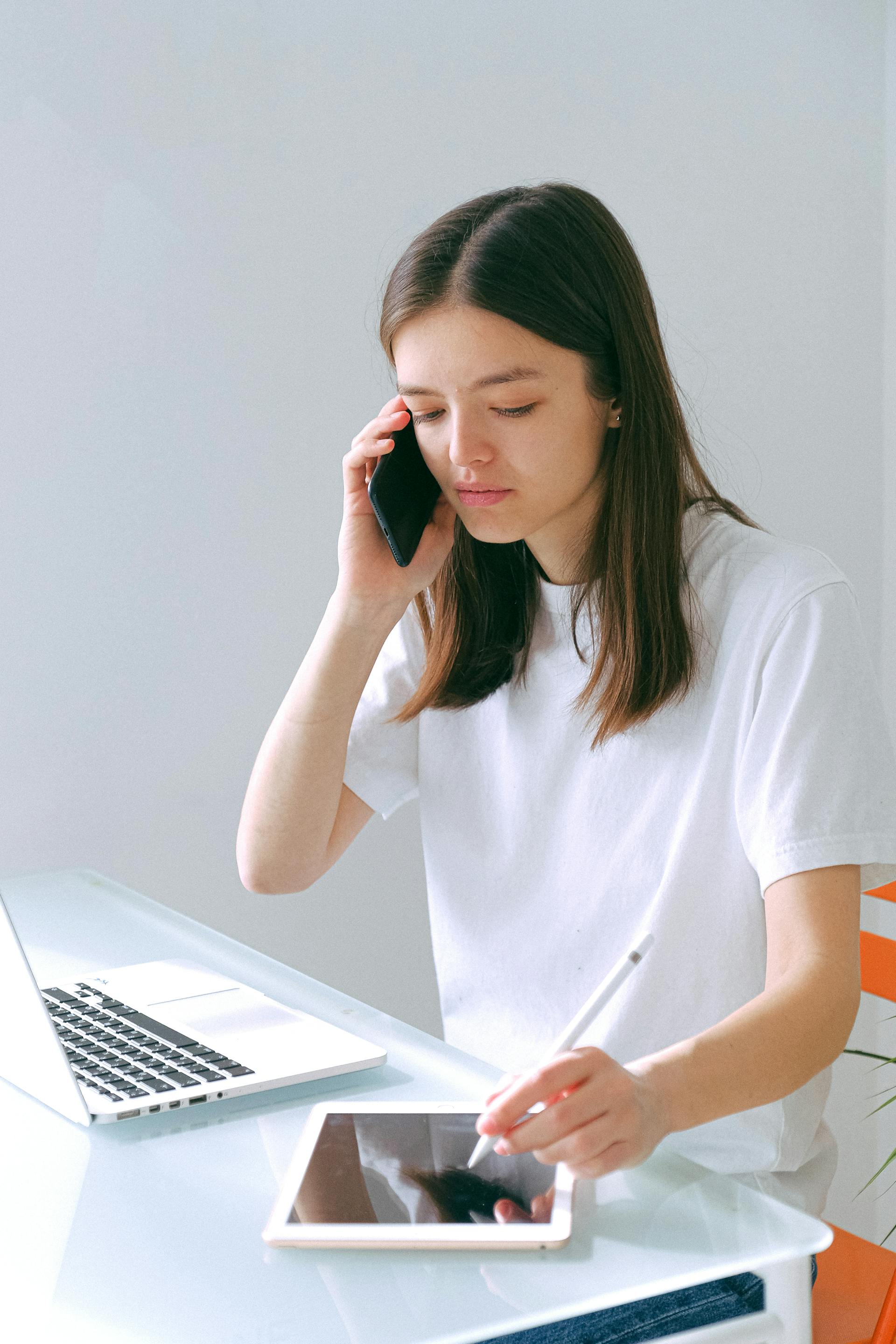 Eine Frau, die mit ihrem Handy telefoniert | Quelle: Pexels