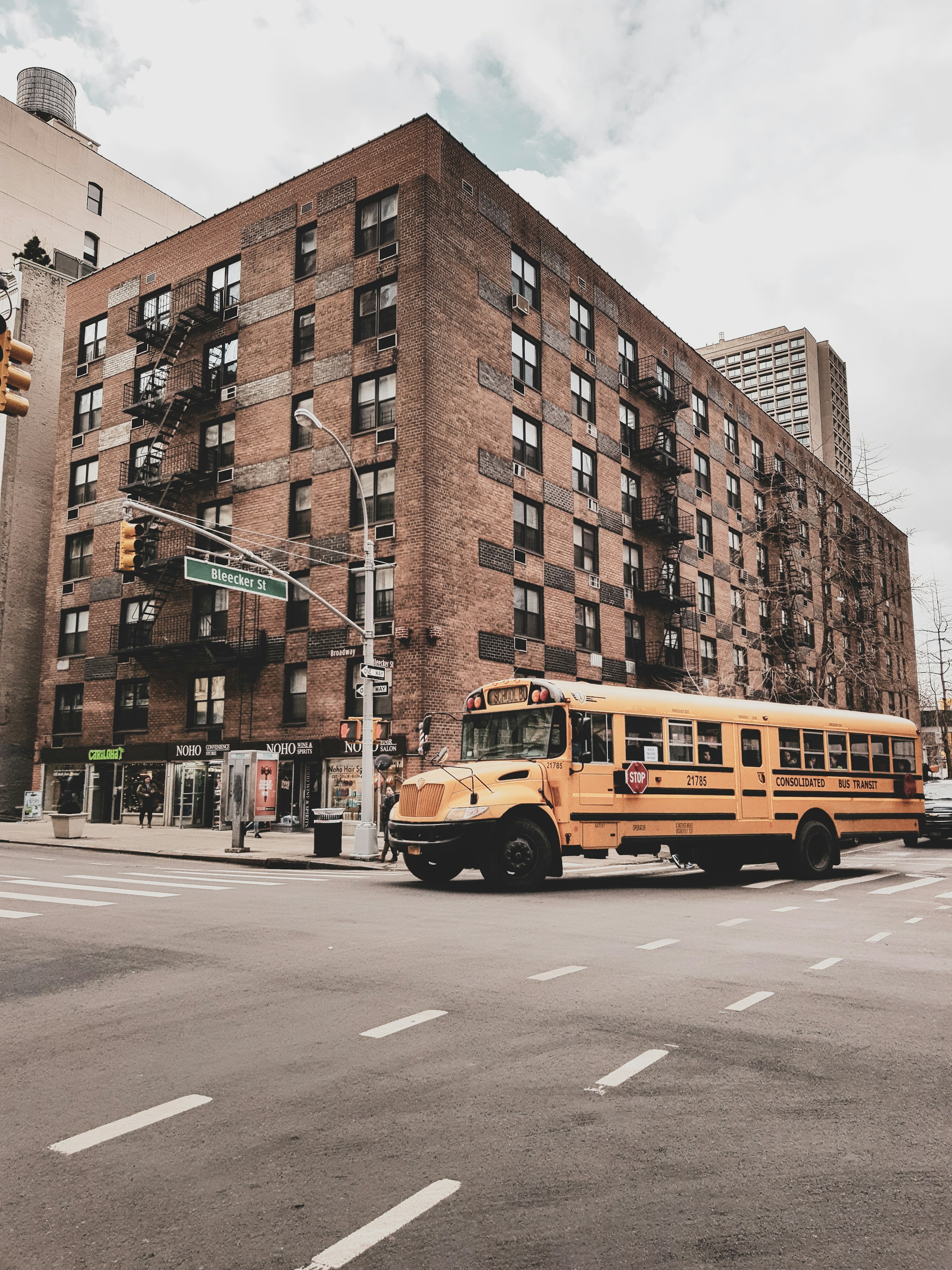 Ein Schulbus auf der Straße | Quelle: Unsplash