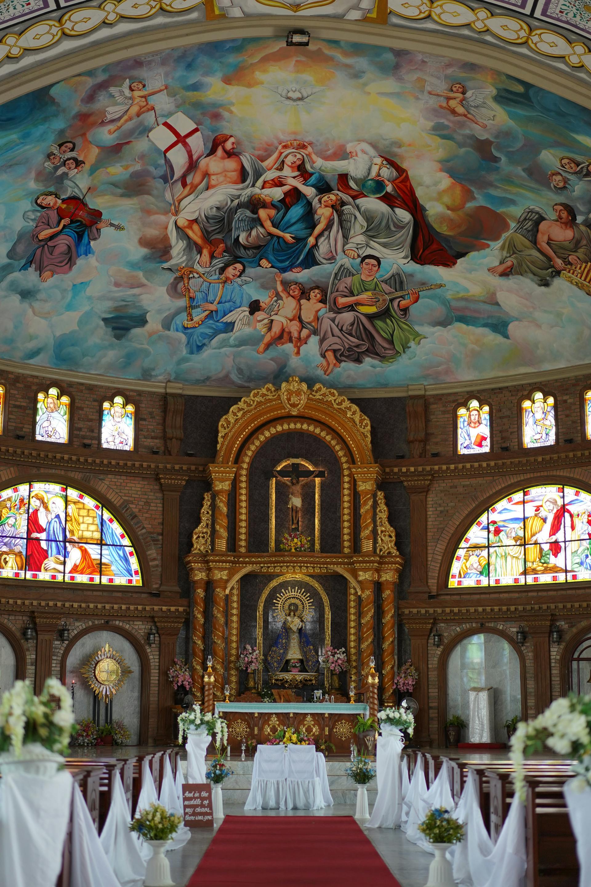 Eine für eine Hochzeit geschmückte Kirche | Quelle: Pexels