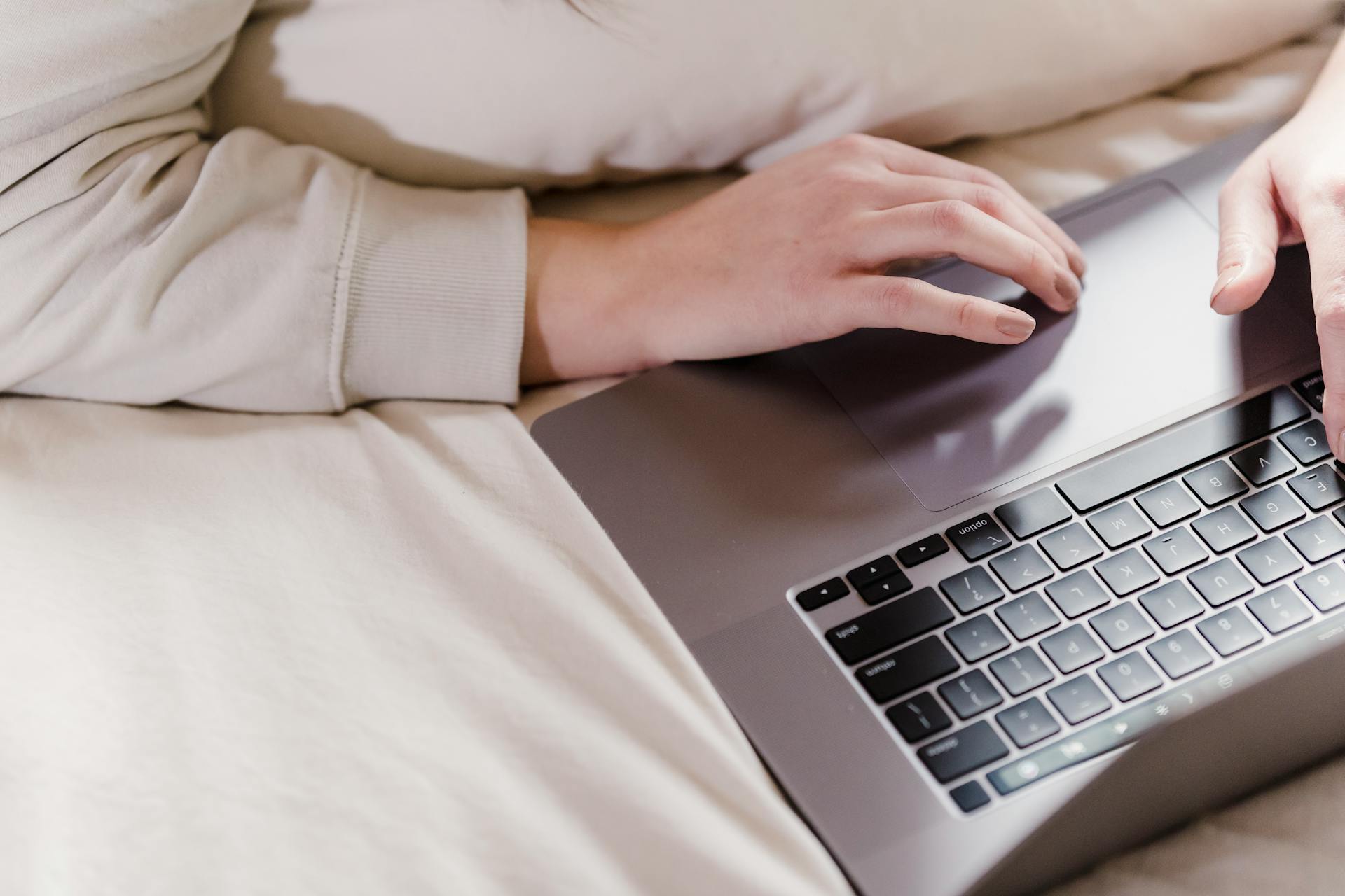 Eine Frau benutzt einen Laptop | Quelle: Pexels