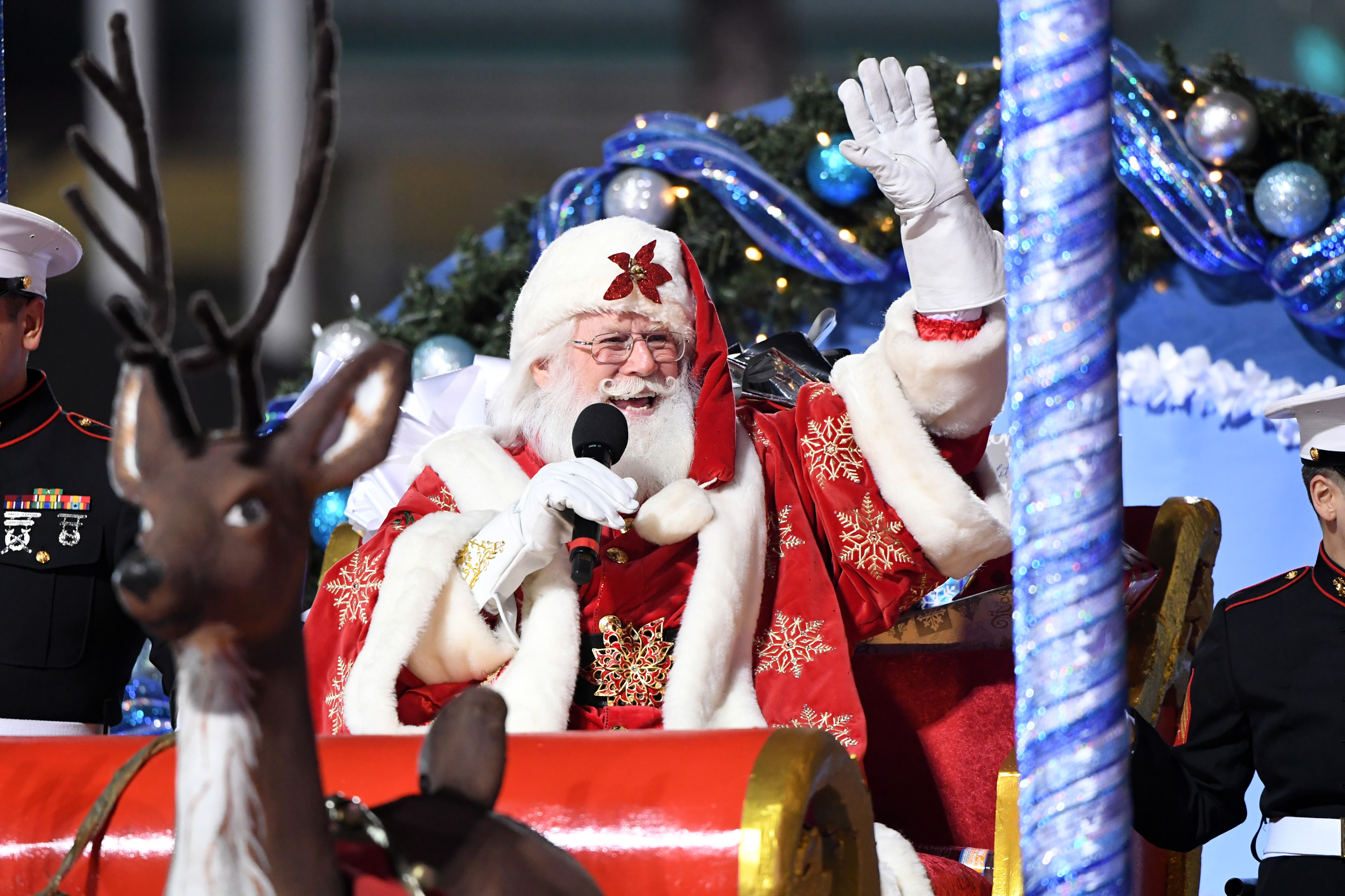 Ein Weihnachtsmann bei der 90. Hollywood Christmas Parade in Hollywood, Kalifornien am 27. November 2022 | Quelle: Getty Images