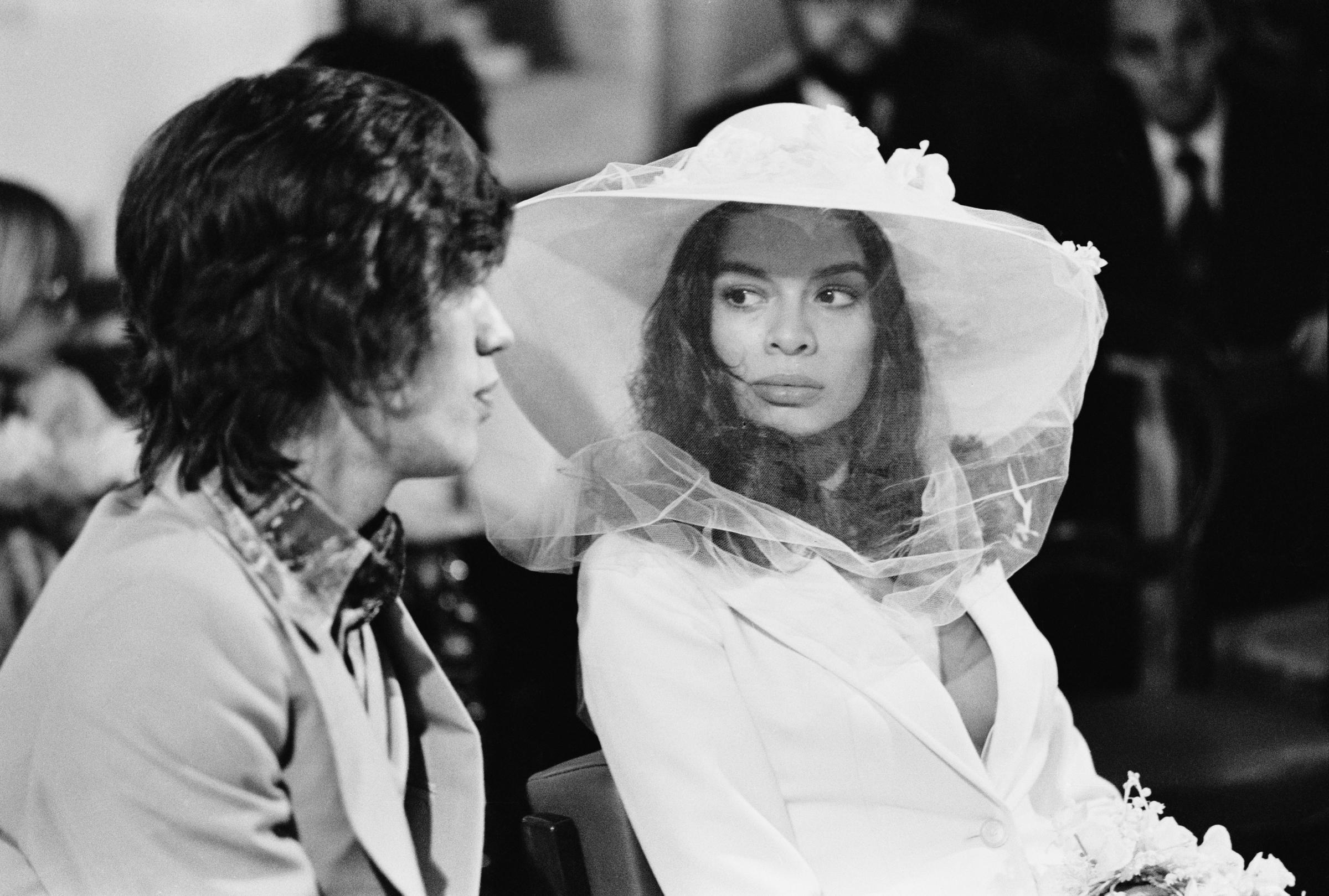 Mick Jagger und Bianca Jagger bei ihrer Hochzeit in der Kirche St. Anne, St. Tropez am 12. Mai 1971 | Quelle: Getty Images